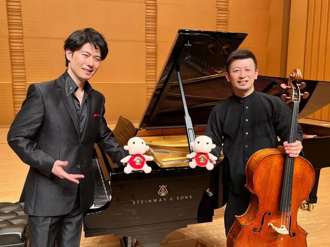 福間洸太朗さんのインスタグラム写真 - (福間洸太朗Instagram)「Last Friday, I gave a duo recital with Dai Miyata, a wonderful Japanese cellist, in the beautiful Miyajigakki Hall in Tokyo. I think it was a rare opportunity for the audience to hear the Piano Sonata No.2 and the Cello Sonata OP.19 by Rachmaninoff in one concert.  We took photos with "Kokin-chan", the image character of the hall before and after the concert. 😉 Some friends came to the concert, including Yuki Ito (we played his transcriptions of Rach Songs) and Tatsuki Machida (a former Figure Skater). Thanks a lot!  先週金曜日は小金井の宮地楽器ホールで宮田大さんとのデュオリサイタルでした。一つの演奏会でラフマニノフのピアノ・ソナタとチェロ・ソナタを聴くのはレアな機会ではなかったかと思います。私の厚かましい提案を受け入れてくれた大ちゃんに感謝します。  「こきんちゃん」と演奏会ビフォーアフターで写真を撮りました。 チェリストの伊藤悠貴くんや元フィギュアスケーターの町田樹くんも来てくれて嬉しかったです。 お越しくださった皆様、有難うございました！  #Koganei #Miyajigakki #Rachmaninoff #DaiMiyata #Cellist #YukiIto #TatsukiMachida #kokinchan #小金井 #宮地楽器ホール #ラフマニノフ #宮田大 #チェリスト #伊藤悠貴 #町田樹」6月2日 0時08分 - kotarofsky