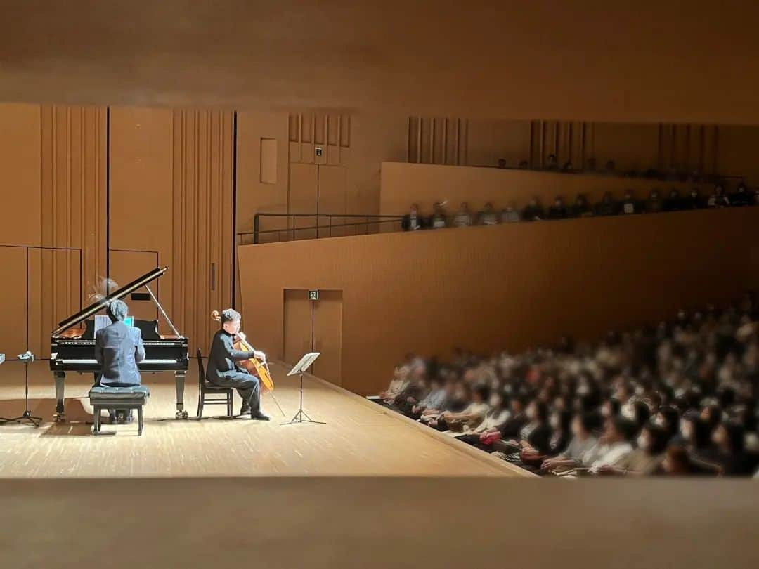 福間洸太朗さんのインスタグラム写真 - (福間洸太朗Instagram)「Last Friday, I gave a duo recital with Dai Miyata, a wonderful Japanese cellist, in the beautiful Miyajigakki Hall in Tokyo. I think it was a rare opportunity for the audience to hear the Piano Sonata No.2 and the Cello Sonata OP.19 by Rachmaninoff in one concert.  We took photos with "Kokin-chan", the image character of the hall before and after the concert. 😉 Some friends came to the concert, including Yuki Ito (we played his transcriptions of Rach Songs) and Tatsuki Machida (a former Figure Skater). Thanks a lot!  先週金曜日は小金井の宮地楽器ホールで宮田大さんとのデュオリサイタルでした。一つの演奏会でラフマニノフのピアノ・ソナタとチェロ・ソナタを聴くのはレアな機会ではなかったかと思います。私の厚かましい提案を受け入れてくれた大ちゃんに感謝します。  「こきんちゃん」と演奏会ビフォーアフターで写真を撮りました。 チェリストの伊藤悠貴くんや元フィギュアスケーターの町田樹くんも来てくれて嬉しかったです。 お越しくださった皆様、有難うございました！  #Koganei #Miyajigakki #Rachmaninoff #DaiMiyata #Cellist #YukiIto #TatsukiMachida #kokinchan #小金井 #宮地楽器ホール #ラフマニノフ #宮田大 #チェリスト #伊藤悠貴 #町田樹」6月2日 0時08分 - kotarofsky