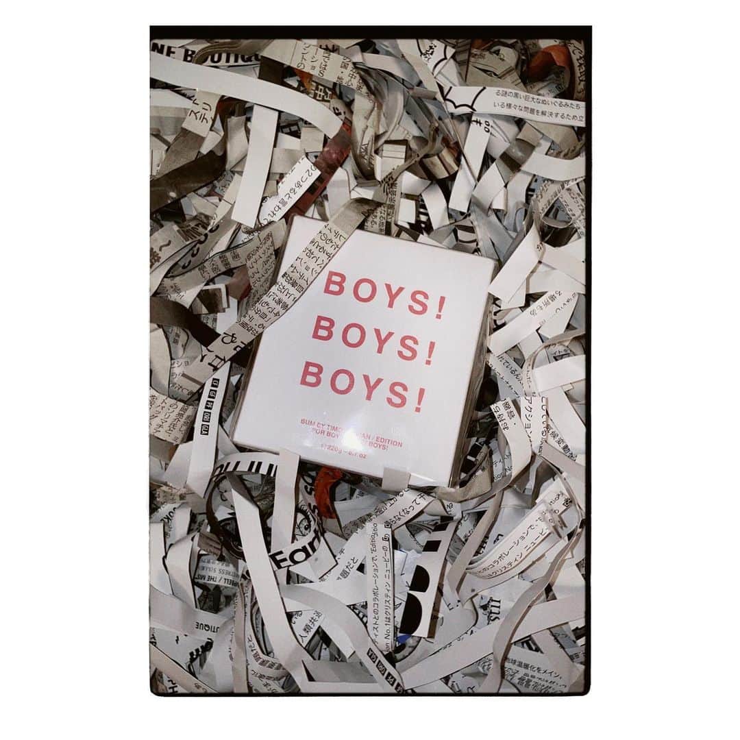 岩崎拓馬さんのインスタグラム写真 - (岩崎拓馬Instagram)「🕯️🕯️🕯️🕯️ . . Thank you  @redgoldandgreen_boutique  @boysfineart   詰めてあるクッションが 色んな新聞紙でエコかわいい😍🌱 . . #redgoldandgreen #boysboysboys #happytime」6月2日 0時14分 - happy_takuma