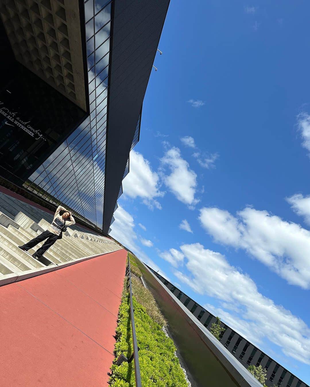 YOONのインスタグラム：「Creative ppl, you MUST look for visual verbs of muscle, adjectives of exactitude and realize dem 🪨🌫️🕹️💡✏️🖤 Keep buildin!」