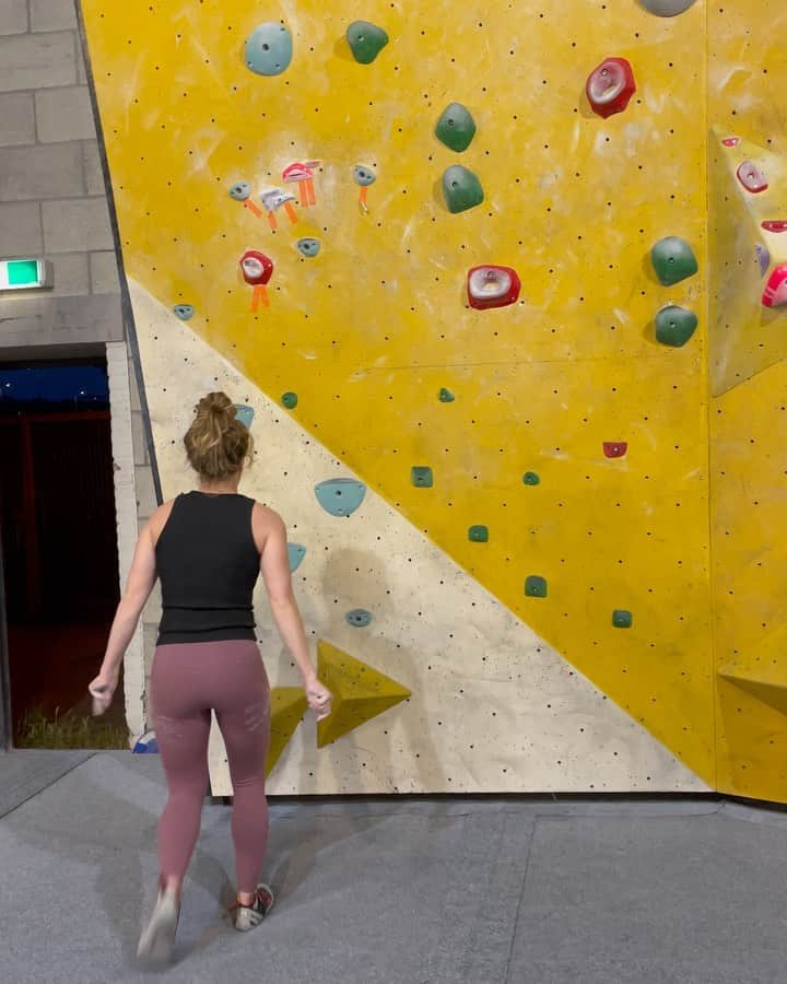 セリーヌ・バン・ガーナーのインスタグラム：「Na 3 jaar eindelijk weer eens ongegeneerd magnesium kunnen kliederen. Bouldering debut yesterday!   1. Twee uur later - vastberadener - got the hang of it 2. De heren namen mijn rol als commentator maar wat graag over… wordt het goud of zilver? 3. Ik heb het nog nooit gedaan dus ik verken eerst de boel voordat ik zeg dat ik het wel kan 🧗🏼‍♀️」