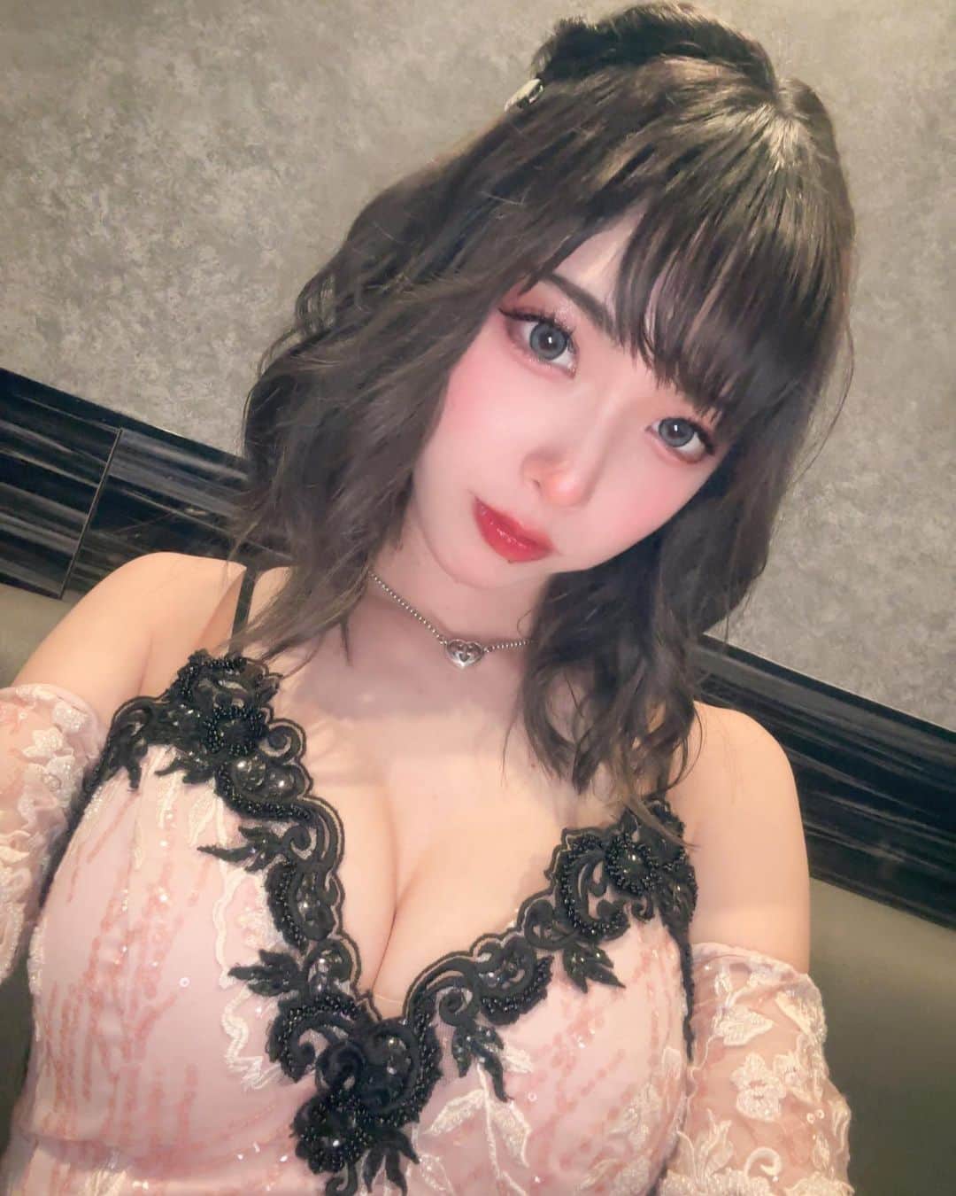 のインスタグラム：「🙋‍♀️  #robedefleurs #grossy #japanesegirl #followｍe」