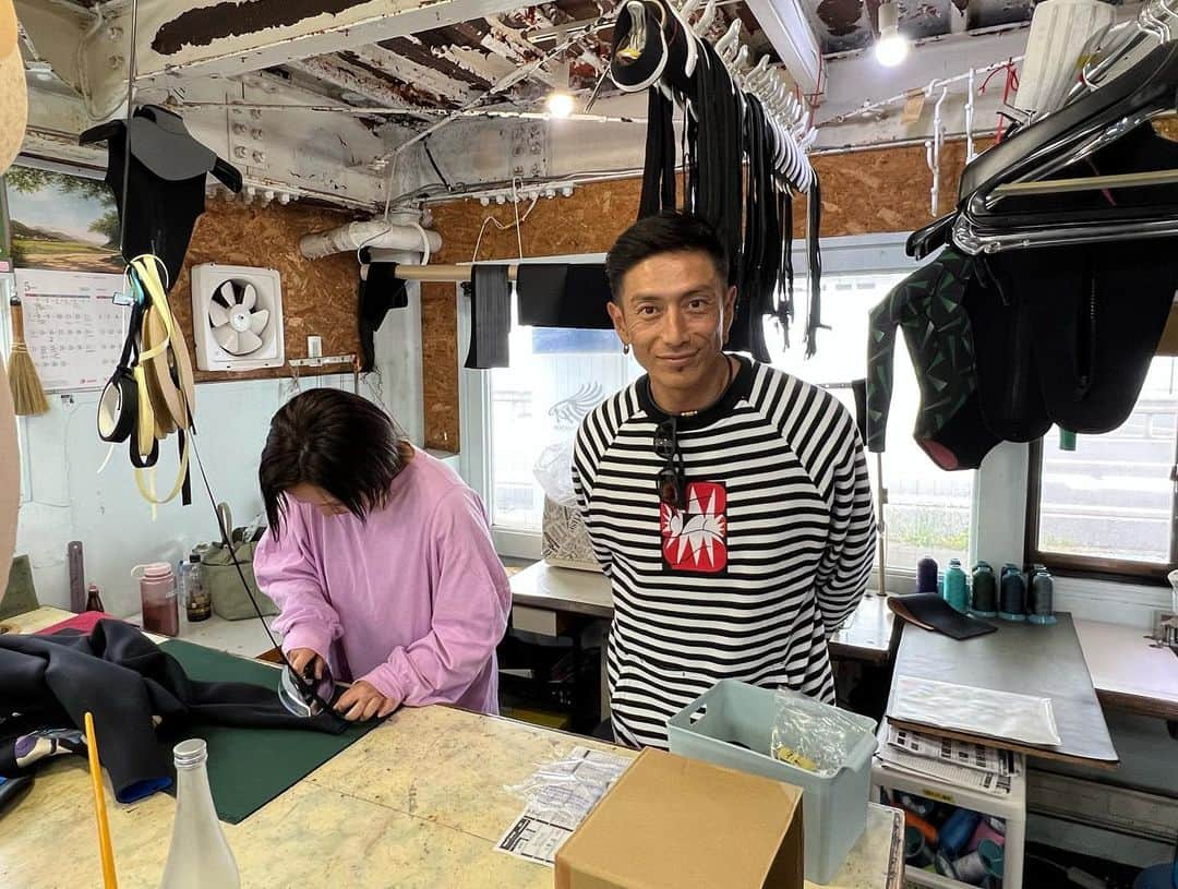 伊勢谷友介のインスタグラム：「Next levelさんの工場見学です。 一枚一枚丁寧に作られるウェットスーツ。 生地をカットして、接着、縫製、テープ熱着で良い生地を、着心地の良いウェットスーツに変えていく。  そして、私の体型に作られたスーツにWave Worriorsのロゴを入れる位置を決定しています。 #nextlevelwetsuits  #waveworriors  #wetsuits  #japanquality」