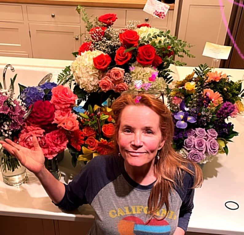 リー・トンプソンさんのインスタグラム写真 - (リー・トンプソンInstagram)「Another year around the sun. I am so blessed that my birthday is often announced on the radio with other celebs so I get well wishes from folks I haven't spoken to in awhile. Just wish they wouldn't always say my age!!! Thank you friends who wished me well. I am truly blessed. I have been gardening so much lately I really appreciate all of the beautiful flowers I received. @howiedeutch @rebelwithoutacult @hallmarkchannel @iamjudilew」6月1日 15時27分 - lea_thompson