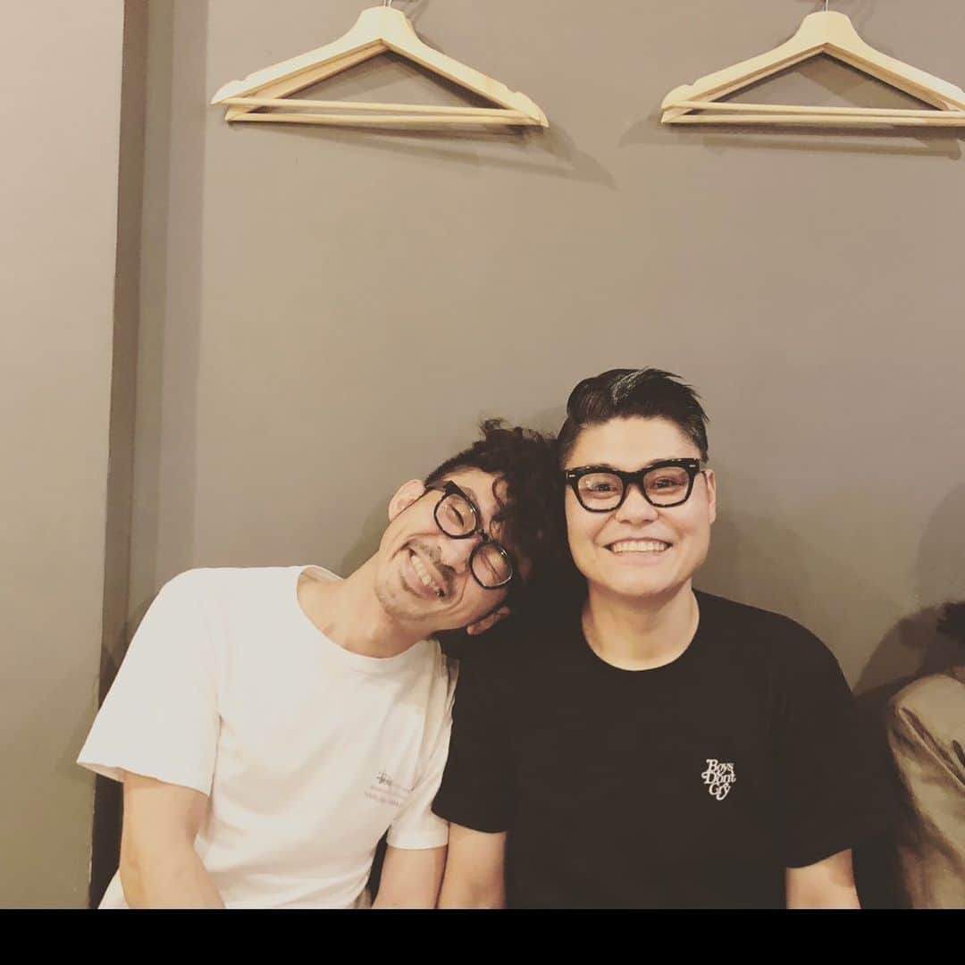 松田岳二のインスタグラム：「今夜は、たくさん思い出して一緒に呑んでるみたいな気分になれたら良いな〜  誕生日おめでとちゃん！  2018年9月13日、ニューアコリハして下北沢まぼねんで軽く呑んだ夜の写真。ニコちゃん撮影かな。」
