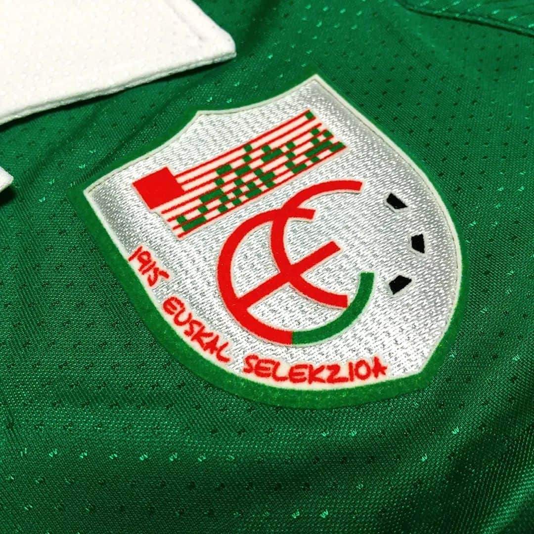 サッカーニュース：Qoly（コリー）さんのインスタグラム写真 - (サッカーニュース：Qoly（コリー）Instagram)「バスク代表 2007 Astore ホーム半袖 ユニフォーム  スペイン・バスク地方の出身者のみで構成するチームの #バスク代表 2007-08ホームユニフォーム。  前面に大きな紋章を透かしでプリント。 右肩に #バスク旗 （ #イクリニャ ）のタブ付き。 細部まで徹底した“こだわり”を感じるユニフォーム。  ▶ご購入は『Qoly×LFB vintage』からどうぞ！→ @qolylfb  #バスク代表2007 #astore #ホームキット #サッカー #football #soccer #ユニフォーム #サッカー好き #サッカーユニフォーム #ヴィンテージサッカーユニフォーム #サッカーファッション #スポーツファッション #新品デッドストック #サッカーショップ #サッカーユニフォームショップ #qoly_lfb_vintage」6月1日 15時33分 - qolyjp