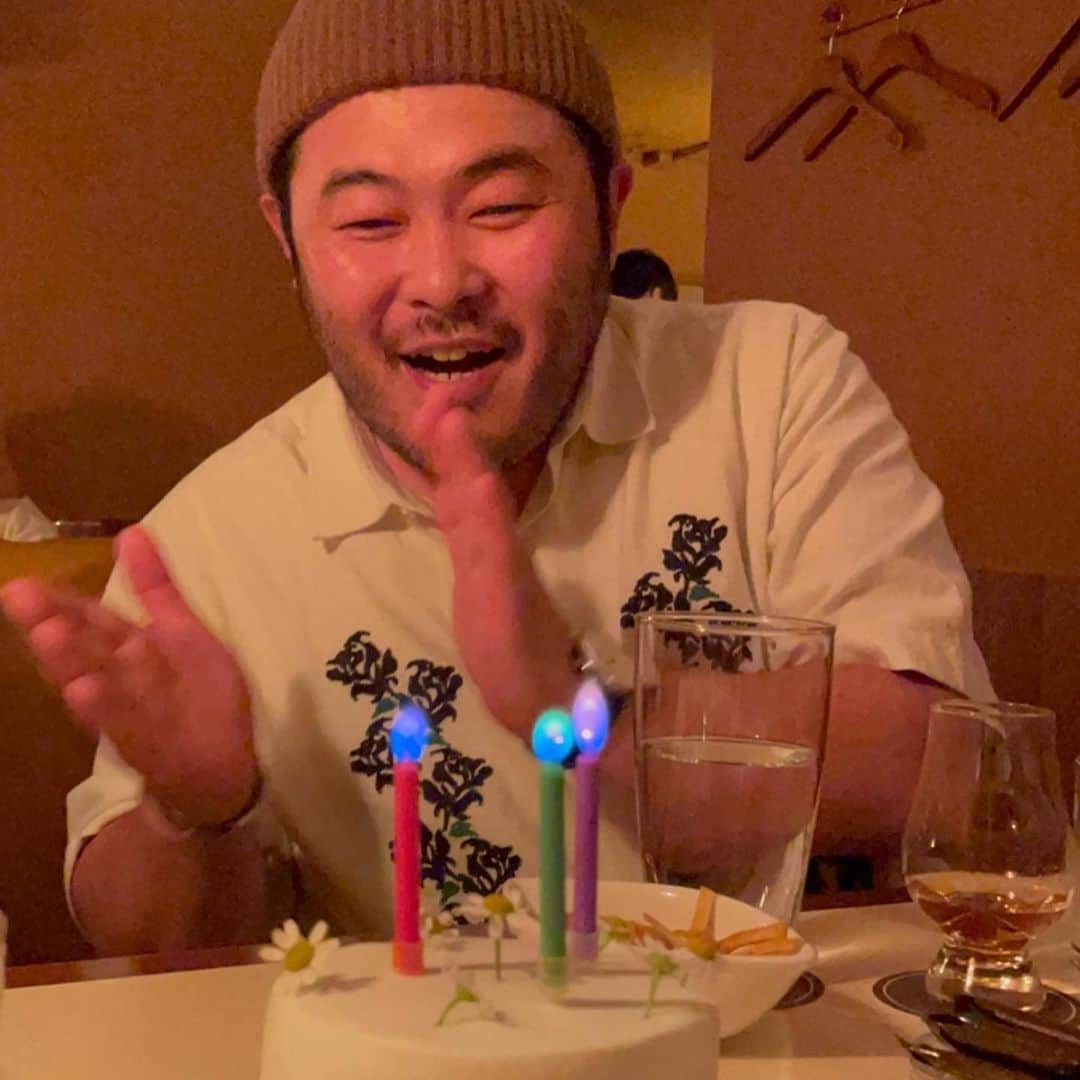 キム・ギバンのインスタグラム：「. 정말 많은 분들의 축하덕분에.. 행복한 생일보냈습니다!! 사랑하는 희경이, 유하랑 더 행복하고 재밌게 살게요~~감사합니다!!💚 . #생일  #감사합니다」