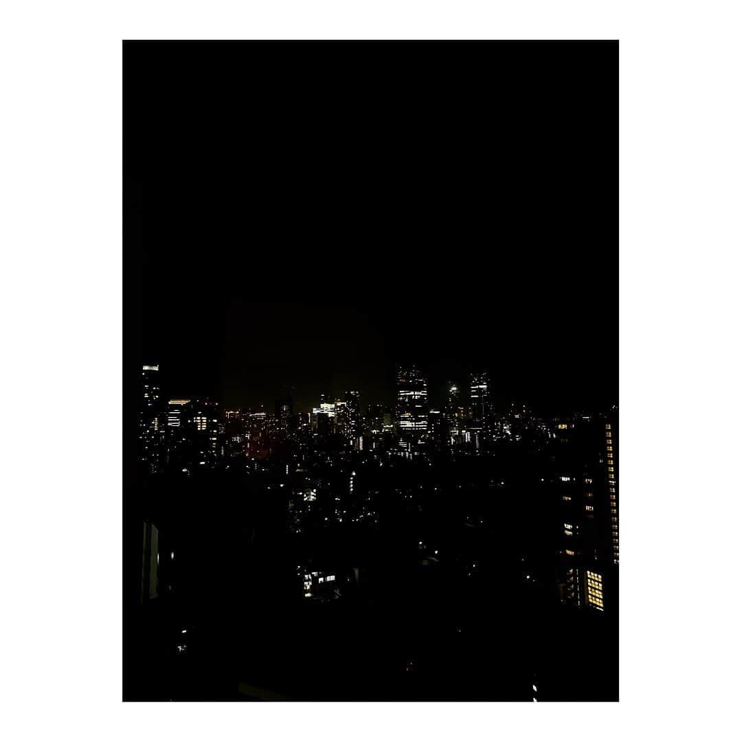 中本千尋さんのインスタグラム写真 - (中本千尋Instagram)「先日のこと。  大阪から友人が出張で来るタイミングで、ずっとステイしてみたかった、青グラにお泊まり♡ @aoyamagrand  . お酒好きな2人なので、最上階にあるラウンジで乾杯しながらチェックインできるプランに! . 20階からの東京の街並みはまた格別で。 . 4年前、関西から東京にきて色々あったけど。 ほんといろいろあったなー。 自分って頑張ってるなーとしみじみ。 なんて♡ . . 晩御飯後は早く切り上げてお部屋でゆっくり。 ミニシャンパンがまた有り難く。 . 話のテーマは、仕事、恋愛、結婚、健康について。 深い話をしながらね。 40ちかくなるとそうなるわね。 . またがんばるぞっと気合いが入った良い一日でした♡ . . 少し飲みすぎた次の日の朝食は、谷尻直子さん監修朝食から。発酵をテーマにしたお料理がまた嬉しくて。 @naokotanijiri  . . たまには自分のご褒美って良いですね! また泊まりたいし、オススメしたいホテルでした😁 . . w/ @hiroko_kojima.nailworks @nicoco121」6月1日 15時34分 - chihiro_nakamoto