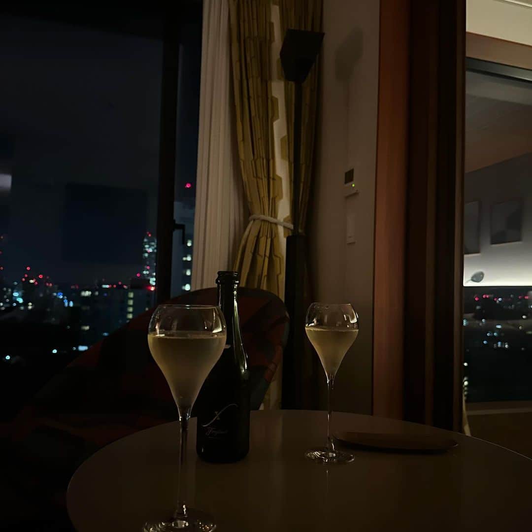 中本千尋さんのインスタグラム写真 - (中本千尋Instagram)「先日のこと。  大阪から友人が出張で来るタイミングで、ずっとステイしてみたかった、青グラにお泊まり♡ @aoyamagrand  . お酒好きな2人なので、最上階にあるラウンジで乾杯しながらチェックインできるプランに! . 20階からの東京の街並みはまた格別で。 . 4年前、関西から東京にきて色々あったけど。 ほんといろいろあったなー。 自分って頑張ってるなーとしみじみ。 なんて♡ . . 晩御飯後は早く切り上げてお部屋でゆっくり。 ミニシャンパンがまた有り難く。 . 話のテーマは、仕事、恋愛、結婚、健康について。 深い話をしながらね。 40ちかくなるとそうなるわね。 . またがんばるぞっと気合いが入った良い一日でした♡ . . 少し飲みすぎた次の日の朝食は、谷尻直子さん監修朝食から。発酵をテーマにしたお料理がまた嬉しくて。 @naokotanijiri  . . たまには自分のご褒美って良いですね! また泊まりたいし、オススメしたいホテルでした😁 . . w/ @hiroko_kojima.nailworks @nicoco121」6月1日 15時34分 - chihiro_nakamoto
