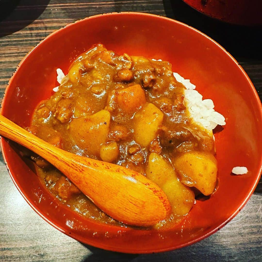 ミナコさんのインスタグラム写真 - (ミナコInstagram)「レジェンド達が集うカレーを飲む会❤️に初参加させていただきました❤️ 安心感と安定感と贅沢感と旨味感の全てが半端なかった〜楽しいすぎました🩷🩵💚  #カレーを飲む会 #石塚英彦  #パパイヤ鈴木  #彦麻呂 #ドロンズ石本  #馬肉屋たけし」6月1日 15時38分 - mi7kooooo