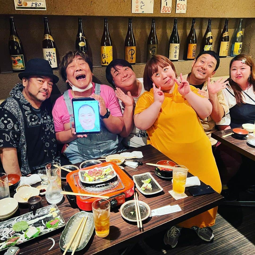 ミナコさんのインスタグラム写真 - (ミナコInstagram)「レジェンド達が集うカレーを飲む会❤️に初参加させていただきました❤️ 安心感と安定感と贅沢感と旨味感の全てが半端なかった〜楽しいすぎました🩷🩵💚  #カレーを飲む会 #石塚英彦  #パパイヤ鈴木  #彦麻呂 #ドロンズ石本  #馬肉屋たけし」6月1日 15時38分 - mi7kooooo