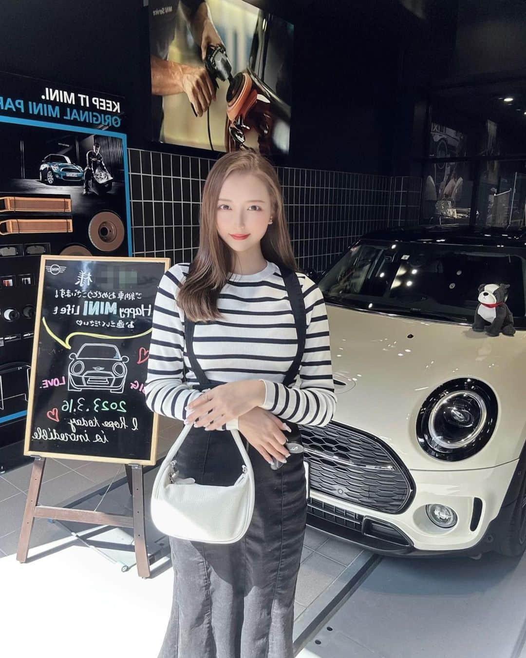 山下舞のインスタグラム：「𝑀𝐼𝑁𝐼 𝐶𝐿𝑈𝐵𝑀𝐴𝑁．＿＿🛞‪ ⁡ 時差投稿だけど記念に♪ 無事免許とれて念願のmy car🚗🩶 ⁡ 全部まるまるしてて可愛いの🩶 自分の車に愛着湧く気持ち今になると分かる🤭 ⁡ いっぱい乗って思い出作ろう☺️🩶  ちょこんと座ってるミニクーパーのアイドル犬 担当の方からプレゼントしてくれた可愛い旅のお供🐶 ⁡ #ミニクーパーsクラブマン ⁡ ⁡ ⁡ #新車納車#ミニクーパークラブマンs #miniclubman #ドライブ#旅好き#お出かけコーデ#免許取得#新車購入 #ミニクーパー女子#外車#記念日#愛車撮影#インスタ映え」