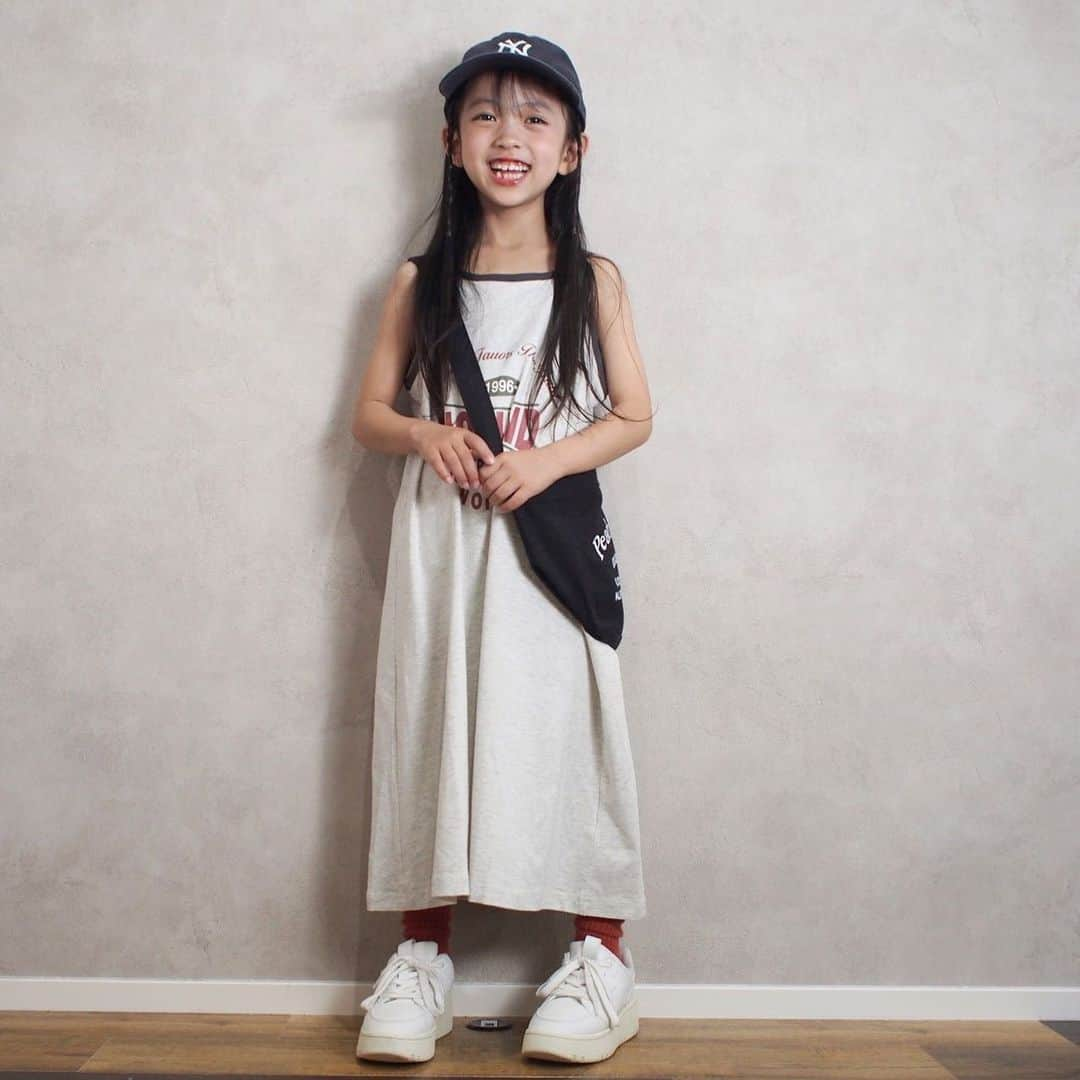 韓国子供服♡smilekids(すまいるきっず) のインスタグラム：「* * ☻ご覧頂き有難うございます☻ . . . 2023年　春夏新作♡ . . ロング丈キャミワンピース🩷 販売中です!  是非、チェックして下さい‼︎  7.500円以上お買い上げ頂いた方は 送料無料となります。 尚、購入後は、同梱などは 受付ておりませんのでご了承下さい。 . . . ♡着画model smilekids ﾓﾆﾀｰﾓﾃﾞﾙ ひすいchan @aaaiiirrr55  size 120 . . 🆕新作、続々入荷中♪ webで販売しています♡ . . . . ————————————————— . . web shop http://smilekids888.com/で販売しています← —————————————————— ★ゆうちょ振込での購入も可能です★ web shopより、在庫を確認後  商品名、サイズ、カラーをDMにて 連絡頂けると幸いです☺︎ 確認後のお返事になりますので お時間を頂く場合があります。 在庫が少ない場合や再入荷の人気商品は 取り置きが難しい事があります。 ご了承ください🥺 . . —————————————————— ご購入してくださった方へ✉️ @smilekids888 をタグ付けして投稿して頂いた方を ストーリーにて紹介させて頂きます😍  さらに‥抽選で‥ 毎月、５名様にお買い物で使えるクーポンを プレゼント🎁致します☺️ . 1等‥1.000円OFFクーポン(2名様) 2等‥500円OFFクーポン(3名様) . 沢山のタグ付けをお待ちしています😍  ____________________________________ . . . . . . . ☻webshopには.Instagramプロフより リンクでとべます✈︎✈︎✈︎ http://smilekids888.com/ .  #熊本#山鹿#秋服#今日の服#2021AW #子供服#秋ファッション #秋服コーデ#秋コーデ #リブトップス#背中開きトップス #キッズファッション#キッズファッション女の子  #大人顔負け#大人可愛いコーデ #smilekids #スマイルキッズ #smilekids888 #サイドライン#セットアップ #ジャージ  #キッズコーデ　 #おしゃれさんと繋がりたい」