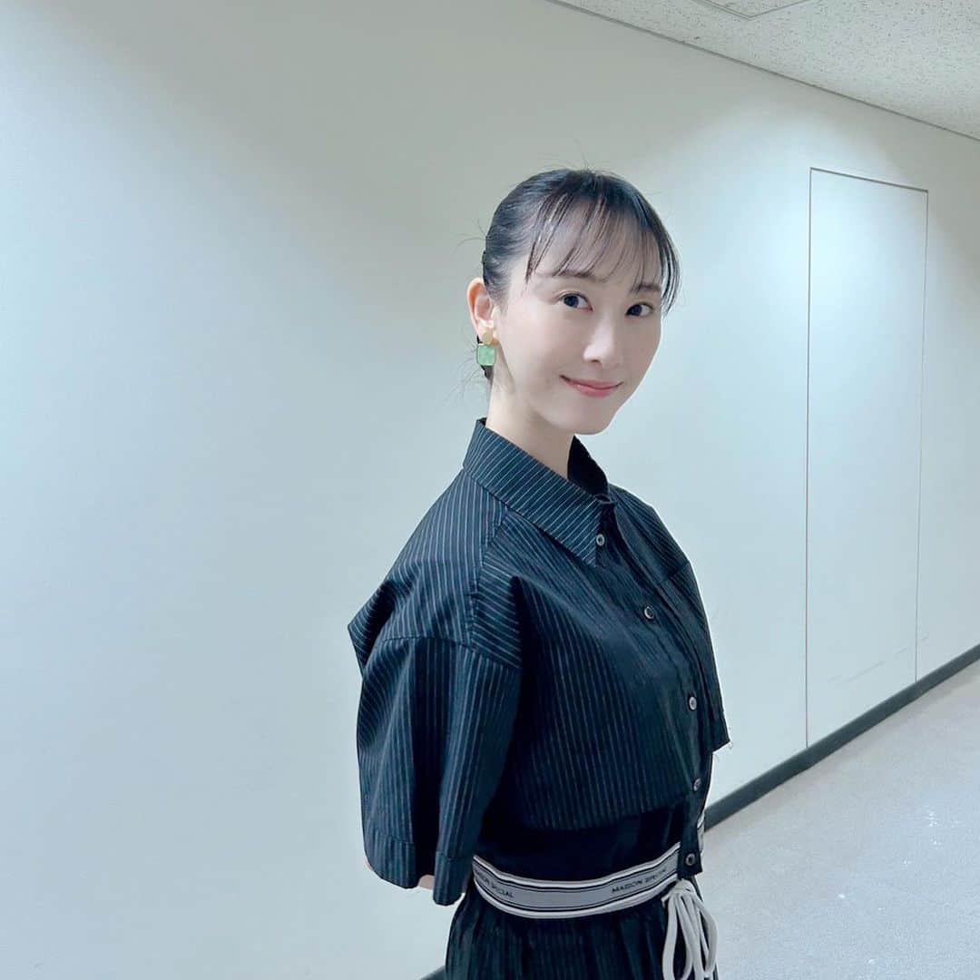 松井玲奈のインスタグラム：「今夜21:30からEテレにて放送の #すてきにハンドメイド にゲストMCとして出演させていただいています！ 「はっ水加工で！みんなのマウンテンパーカー」ということで、オリジナルのマウンテンパーカーの作り方を教えていただきました✨ 今年は手縫いであれこれ作ってみたり、かぎ針編みができるようになりたいなーなんで。自分でバックとか作ってみたいと思ってます。」