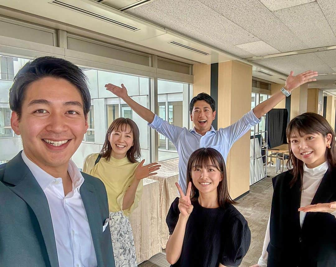 酒主義久のインスタグラム：「新人アナウンサーの原田葵を宜しくお願いします！ 研修も終わったので、これから徐々に番組にも出ていくと思います😊  ちなみに今日は社食昼食帰り…先輩一同、社食の楽しみ方を教えられたのではないでしょうか！！  #フジテレビ #アナウンサー #新人 #原田葵 #よろしくお願いします #内田嶺衣奈 #杉原千尋 #堀池亮介 #酒主義久」