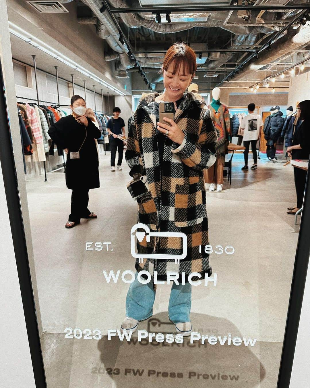 EMIのインスタグラム：「⭐︎ @woolrich 展示会♡ 寒い冬か来るのが楽しみになる そんなアイテムいっぱいの展示会でした。 柄物？ショート？ロング？ 色々悩んでメンズのアウターをオーダーしてきました✨(4枚目) 届いたらまたアップしますね♡ ちなみにキッズも可愛かったー！ #woolrich #ウールリッチ #ダウン #アウトドア」