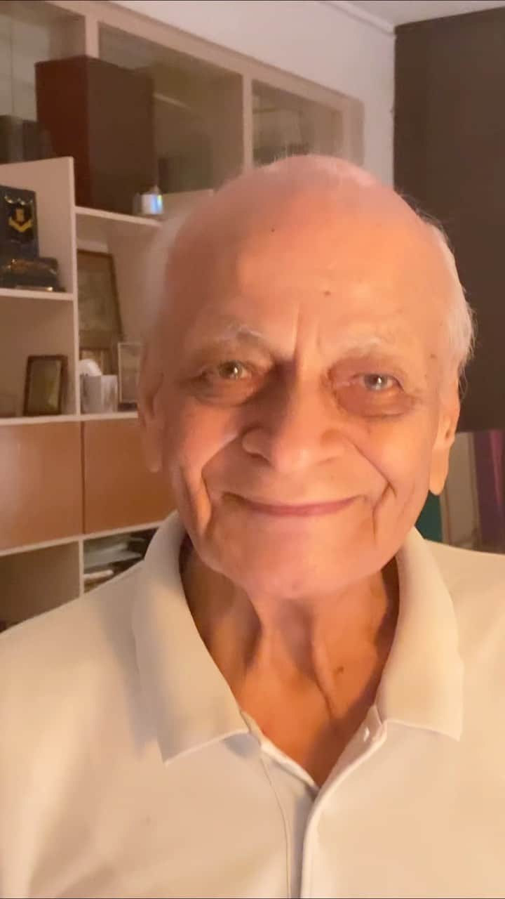 アリア・バットのインスタグラム：「My grandpa. My hero ♥️  Played golf till 93 Worked till 93  Made the best omelette Told the best stories Played the violin  Played with his great granddaughter  Loved his cricket  Loved his sketching  Loved his family   & till the very last moment.. loved his life! ♥️ My heart is full of sorrow but also full of joy .. because all my grandpa did is give us joy & for that I feel blessed and grateful to have been brought up by all the light he had to give!   Until we meet again ♥️」
