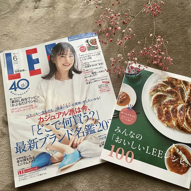 LEEさんのインスタグラム写真 - (LEEInstagram)「専属ブロガー・LEE100人隊のブログをご紹介！ 本日は「LEE6月号の感想」を9人分ピックアップ♪  2枚目）No.100 ponyさん  「一愛読者として暮らしの中から生まれる面白いことを発信できたらな、そう思って100人隊に応募しました。2度目の挑戦で合格……40周年という記念の年に100人隊として参加させていただくことができて光栄です」  3枚目）No.056 アユミさん  「今月号を参考にしてお店へ走り、購入したワンピースを着用しました。アメリカンホリックのキャミソールワンピ。LEE6月号P.55に掲載されているアイテムの色違いです♪」  4枚目）No.044 ずきんさん  「みんなの激推しレシピが詰まった『みんなの「おいしいLEEレシピ」100』が、今月号の付録です。ワタナベマキさんの『豚肉のしょうが焼き』をさっそく作りました♡  しょうゆは最後に入れるレシピで、お酒との相性もばっちりな美味しさでした♪」  5枚目）TB tokoaさん  「今月号の40周年特別インタビュー『今、はまじに聞きたい40のこと』を読んで、今の浜島直子さんをたっぷり感じました～！ やっぱり大好きです」  6枚目）TB りーぬさん  「最高気温23℃の日のお仕事コーデです。今月号P.79のトラディショナル ウェザーウェアのジャケットが素敵なコーデを真似してみました」  7枚目）No.081 springさん  「ハピ家事タイパ大賞のページには、最新のタイパ術が。『ゆとり』は発生するのではなく、作るものなのだと再認識。p.154の『掃除部門』ではお気に入りの洗剤を掲載していただきました。この洗剤を使うとピカピカになるので、忙しい方におすすめです」  8枚目）No.018 キッキさん  「LEE6月号p.164、脚本家・野木亜紀子さんの作品に私もコメントをさせていただきました！ どんな風に作品を創り出されているのか読んでいて楽しく、セリフや登場人物の言葉には、クリエイターの皆さんの女性ならではの思いがあって、胸に刺さるものがありました」  9枚目）No.097 たかなさん  「今月号のビビッときたコーディネートは、赤いワンピースにブルーメインのカラフルバッグ。ワンピースにカラフルなバッグの組み合わせが気になる♡」  10枚目）TB ゆめいさん  「LEE6月号でひとめぼれしたアイテムを無事ゲットすることができました～！ カレンソロジーのビスチェです。いつものコーデにオンすると、ひらひらとした2層のレイヤードによって自然と奥行きが出るので、とてもいい感じです。なにより新鮮」  #magazinelee #LEEweb #LEE100人隊　#LEE100人隊ブログ紹介　#LEE読者ブロガー #LEE100人隊トップブロガー　#LEE公式ブロガー　#ブロガー #アメリカンホリック #キャミソールワンピ #ワンピース #おいしいLEEレシピ #カレンソロジー #ビスチェ #leemarche #ワタナベマキ さん #春コーデ #レシピ #トラディショナルウェザーウェア #夏コーデ #野木亜紀子 さん #浜島直子 さん #雑誌付録 #LEE6月号レビュー #LEE6月号 #雑誌  LEE100人隊最新号レビューの記事をもっと見る ↓ https://lee.hpplus.jp/feature/582/」6月1日 16時00分 - magazinelee