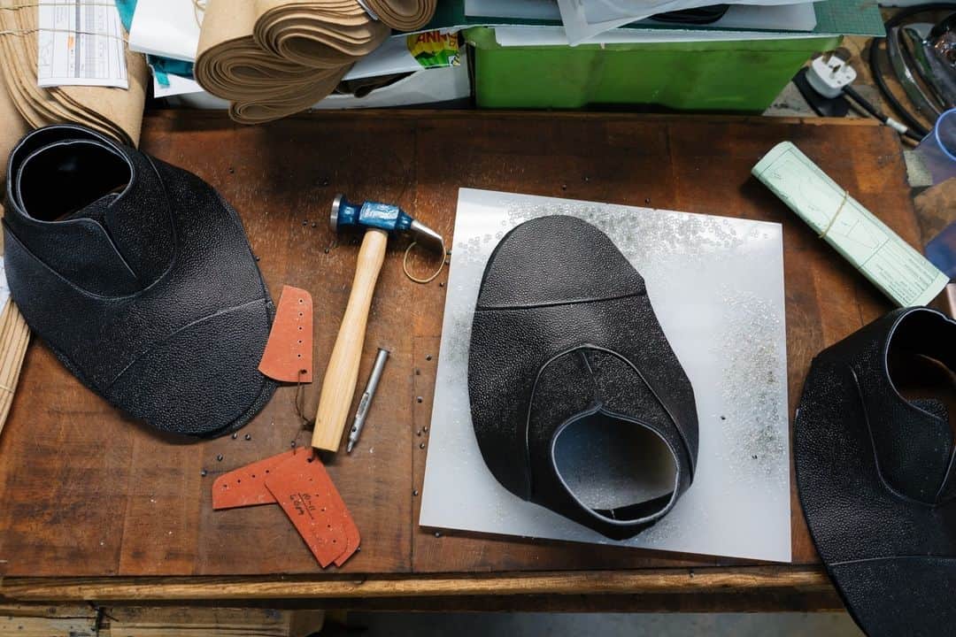 グレンソンさんのインスタグラム写真 - (グレンソンInstagram)「Where it all begins... ⁠ ⁠ ⁠ #grenson #grensonshoes #craftsmen #shoemaking #benchmade #madeinengland」6月1日 16時00分 - grensonshoes