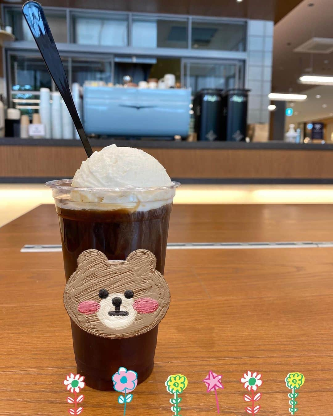 川村エミコさんのインスタグラム写真 - (川村エミコInstagram)「フローーーート🍨☕️ ぷかぷか。。。  人間ドッグ🏥行って、 少しヘロヘロしたから アイスコーヒーに アイスクリーム🍨 のせちゃいました。  冷えand冷え❄️  これぞ、贅沢！🧡🍨🧡🍨です。 いいですかね？いいよね？  身長0.5センチ伸びてたけど なんかあったかな？ 大丈夫かな？🧐🧐🧐  人間ドッグ 行ってますか？  終わった後 ご褒美しちゃうタイプですか？ わたしは普段はしないです。  久しぶりで すごく緊張しました。 😐  #人間ドッグ #43歳独身 #しーんとした日常 #粛々と」6月1日 16時13分 - kawamura_emiko