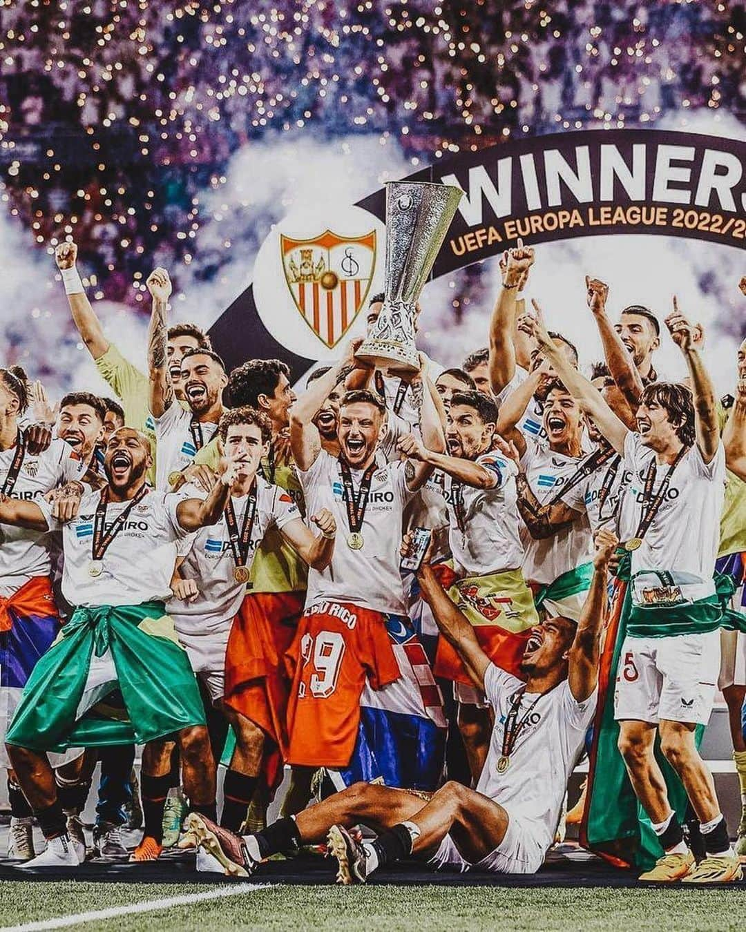 ヘスス・ナバスさんのインスタグラム写真 - (ヘスス・ナバスInstagram)「No paro de llorar de emoción! Esto es muy grande mi Sevilla!!! La Europa League es nuestra… y ya van siete!!!! Gracias afición. A disfrutarlo」6月1日 16時06分 - jnavas16