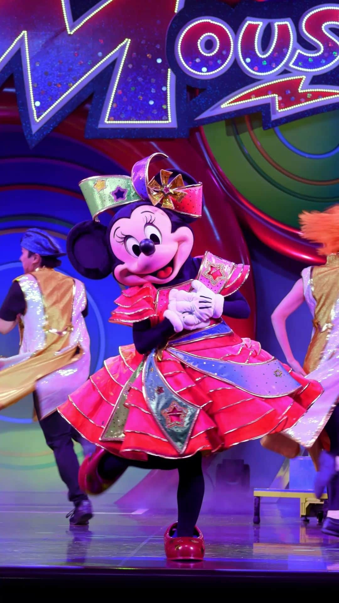 のインスタグラム：「⁡ 🌈東京ディズニーリゾート40周年“ドリームゴーラウンド”開催中🌈 ⁡ 東京ディズニーランドで公演中の「クラブマウスビート」の一部をご紹介します💡 ⁡ 東京ディズニーリゾート40周年の祝祭感が加わり、ショーのフィナーレではミッキーマウスたちが40周年のテーマソングと衣装で登場し、華やかに盛り上げます🌈✨ ⁡ #クラブマウスビート #東京ディズニーリゾート40周年 #東京ディズニーリゾート #東京ディズニーランド #tokyodisneyresort #tokyodisneyland」