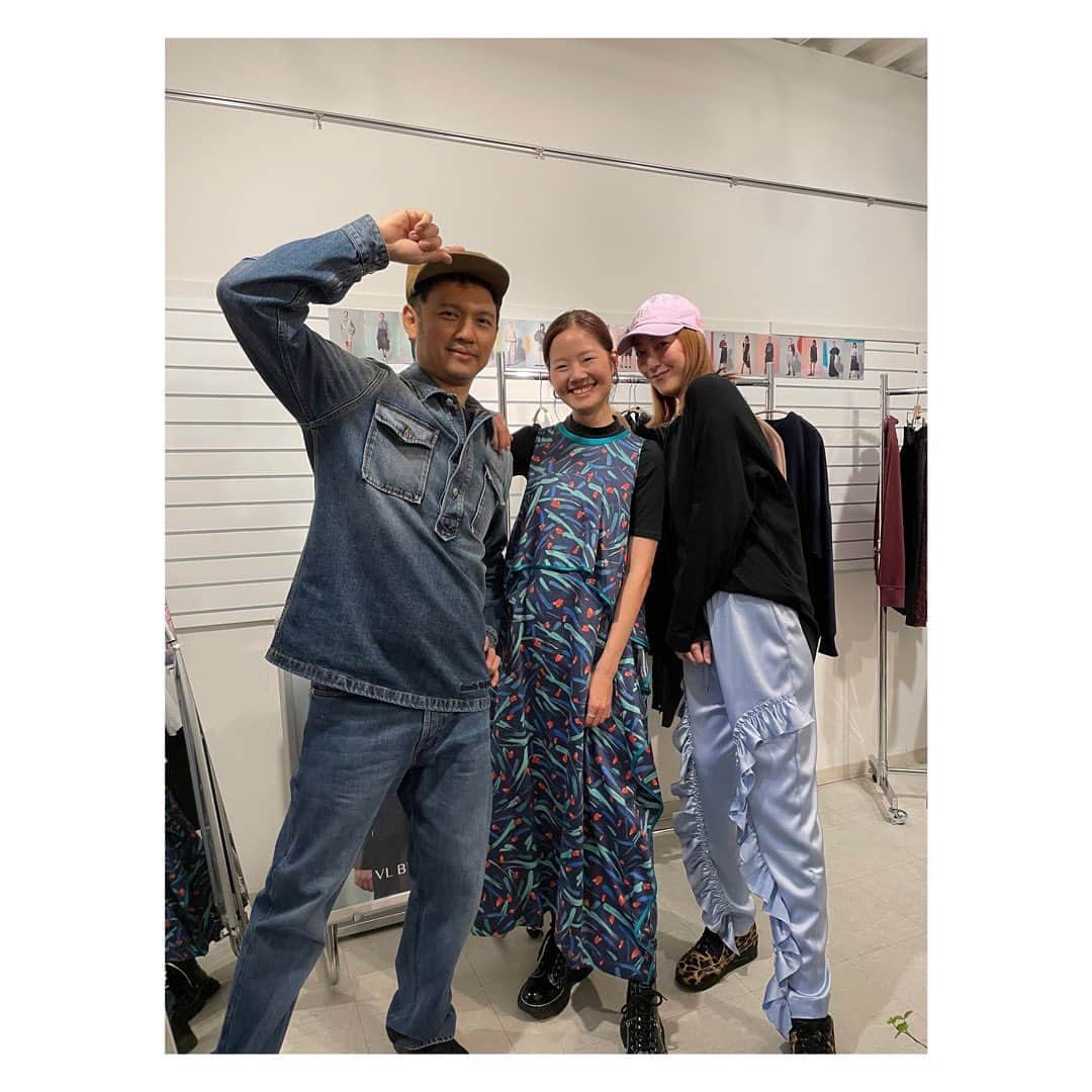 のインスタグラム：「👗 3年半ぶりにウィーちゃんとタムとの再会✨ コロナ以降、タイと日本がちょっと遠くなってしまってからそんなに月日が流れていたなんて😭 久しぶりに日本に来てくれてうれしかったー🥰  ウィーちゃんは @vlbyvee の展示会、タムはサイン会など大忙しの合間をぬって、よく食べ、遊んだ数日でした🙆🏾‍♀️」