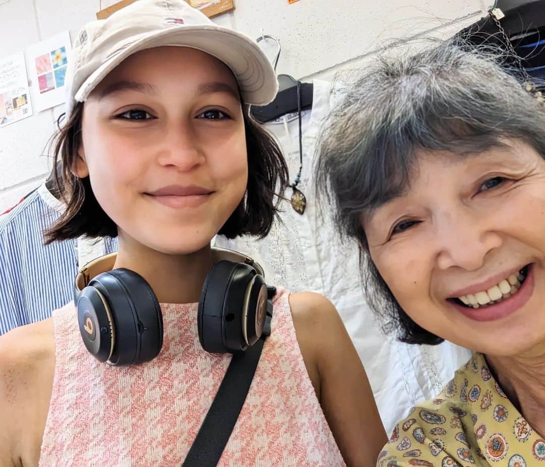 平井富子のインスタグラム：「美少女登場〜  LONDONからBellaさんがアンシャンテに、、  Bellaさんは、日本は初めて。しかも今日が初日！感激です～  日本には１ヶ月滞在、佐渡ヶ島でボランティアをされるとか。素晴らしい〜  お姉さんのお土産に、オリジナルのスワロフスキーピアスを気に入って頂きました。 可愛い〜  また、遊びに来てください～」
