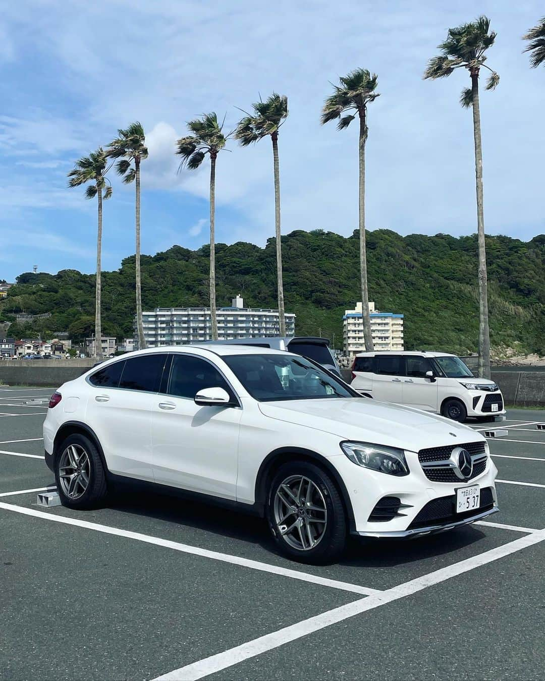 小堺大輔さんのインスタグラム写真 - (小堺大輔Instagram)「. Mercedes-Benz GLC coupé  あれこれカスタムし、誰も見たことない様なダウンカスタムしたら、誰もが見たことあるパトカーに似ちゃった件。  でも、良い感じ！ まぁいっか！  山だの海だの毎週の様に行く僕にとって、四駆のディーゼルターボはありがたい。  初のエコカー。  これからよろしくね！ 変な人は捕まえちゃうよ。  #自分でカスタム #この1ヶ月あれこれ悩み楽しませてもらいました #GLCクーペ」6月1日 16時15分 - daisuke_kosakai