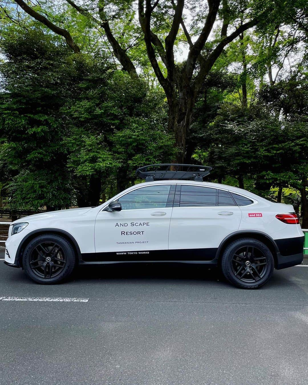 小堺大輔さんのインスタグラム写真 - (小堺大輔Instagram)「. Mercedes-Benz GLC coupé  あれこれカスタムし、誰も見たことない様なダウンカスタムしたら、誰もが見たことあるパトカーに似ちゃった件。  でも、良い感じ！ まぁいっか！  山だの海だの毎週の様に行く僕にとって、四駆のディーゼルターボはありがたい。  初のエコカー。  これからよろしくね！ 変な人は捕まえちゃうよ。  #自分でカスタム #この1ヶ月あれこれ悩み楽しませてもらいました #GLCクーペ」6月1日 16時15分 - daisuke_kosakai