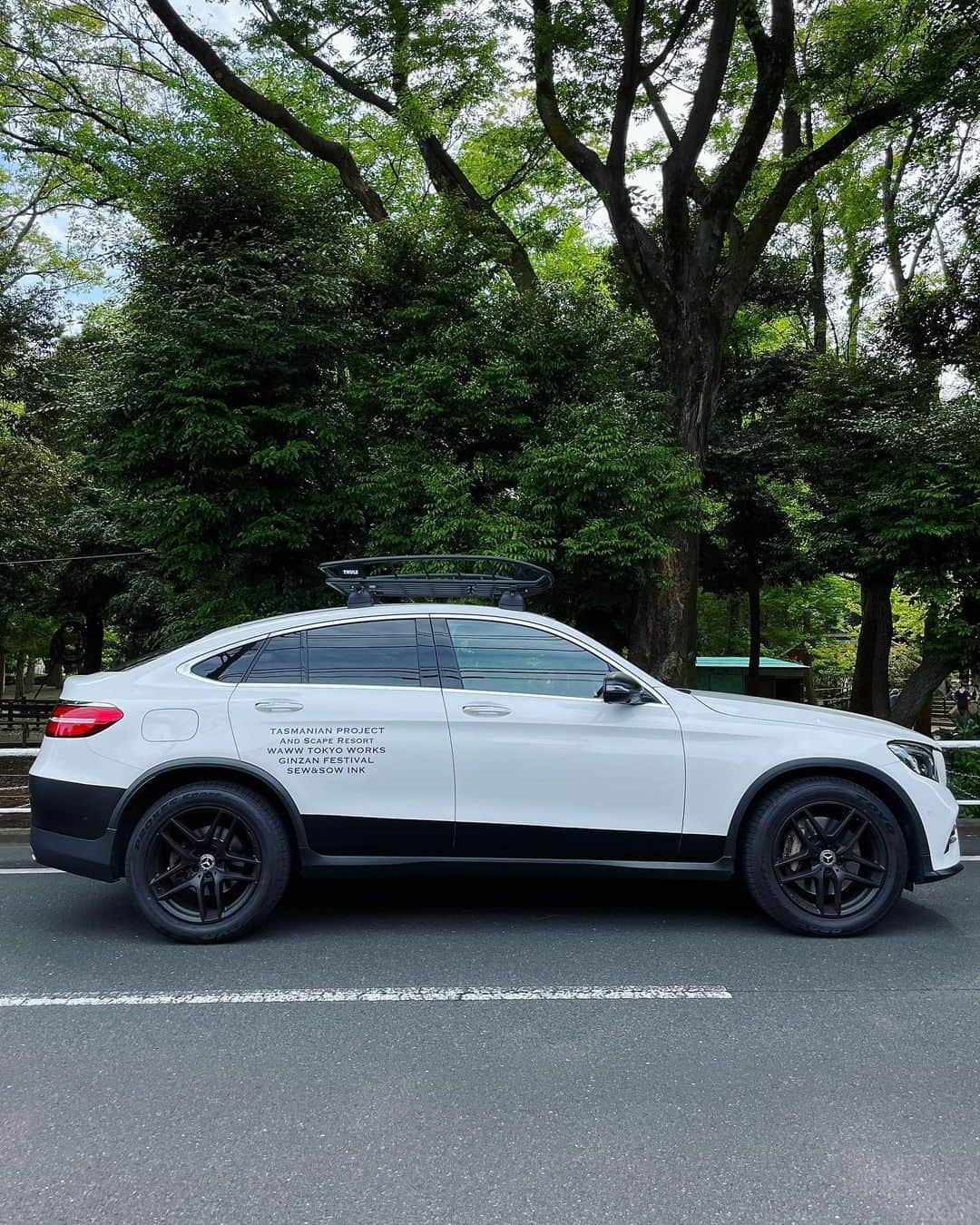 小堺大輔さんのインスタグラム写真 - (小堺大輔Instagram)「. Mercedes-Benz GLC coupé  あれこれカスタムし、誰も見たことない様なダウンカスタムしたら、誰もが見たことあるパトカーに似ちゃった件。  でも、良い感じ！ まぁいっか！  山だの海だの毎週の様に行く僕にとって、四駆のディーゼルターボはありがたい。  初のエコカー。  これからよろしくね！ 変な人は捕まえちゃうよ。  #自分でカスタム #この1ヶ月あれこれ悩み楽しませてもらいました #GLCクーペ」6月1日 16時15分 - daisuke_kosakai