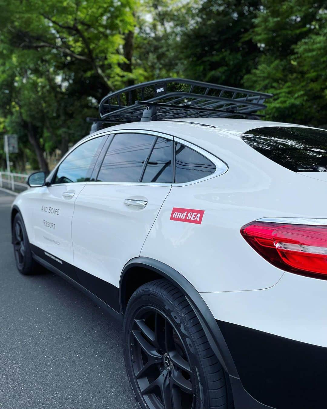 小堺大輔さんのインスタグラム写真 - (小堺大輔Instagram)「. Mercedes-Benz GLC coupé  あれこれカスタムし、誰も見たことない様なダウンカスタムしたら、誰もが見たことあるパトカーに似ちゃった件。  でも、良い感じ！ まぁいっか！  山だの海だの毎週の様に行く僕にとって、四駆のディーゼルターボはありがたい。  初のエコカー。  これからよろしくね！ 変な人は捕まえちゃうよ。  #自分でカスタム #この1ヶ月あれこれ悩み楽しませてもらいました #GLCクーペ」6月1日 16時15分 - daisuke_kosakai