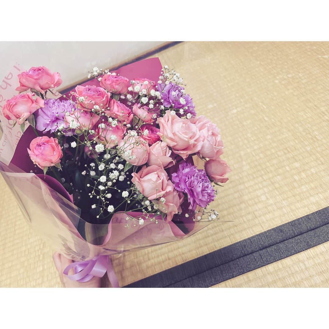 のインスタグラム：「💐 ⁡ #雲霧仁左衛門6 ⁡ 先日、撮影終了いたしました！ ⁡ 今回参加させてもらえたこと、 この作品を通しての出逢い、経験に心から感謝しています。 ⁡ ひとまずご報告と感謝をここに☺️ ⁡ 「オールアップです！」って響き どこかで憧れていたみたい。その時にいただく花束にも。 嬉しかったなぁ…🫶 メイク落としちゃったし楽屋着の浴衣姿だけど、いただいた花束と撮った写真添えておきます。 ⁡ さて、今日から6月ですね。 どんな日々にしようかね✨」