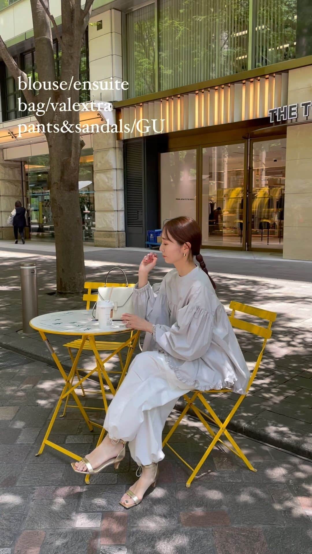 鈴木優美 のインスタグラム：「娘が高熱でヒヤヒヤした昨夜。 ここ数日はTDLの余韻を感じる暇なく、娘の看病につきっきりでなんとか私も体調を保っていました🫠 健康の有り難み、定期的に痛感してます… . リールは先日の打ち合わせにて✍️ 3度目の再販のスカラップフラワーブラウスの新色をチラッと🫧 発売まであと少し🙇‍♀️🤍 すでに @ensuite_online にお問い合わせいただきありがとうございます✨ 今日から6月！ 兎にも角にも前進あるのみ💃 . . . . . . . . . . #丸の内 #ブラウスコーデ #スカラップ #スカラップフラワーブラウス #ensuite #valextra #gu #tomwood #エンスイート #ヴァレクストラ #ジーユー #トムウッド」