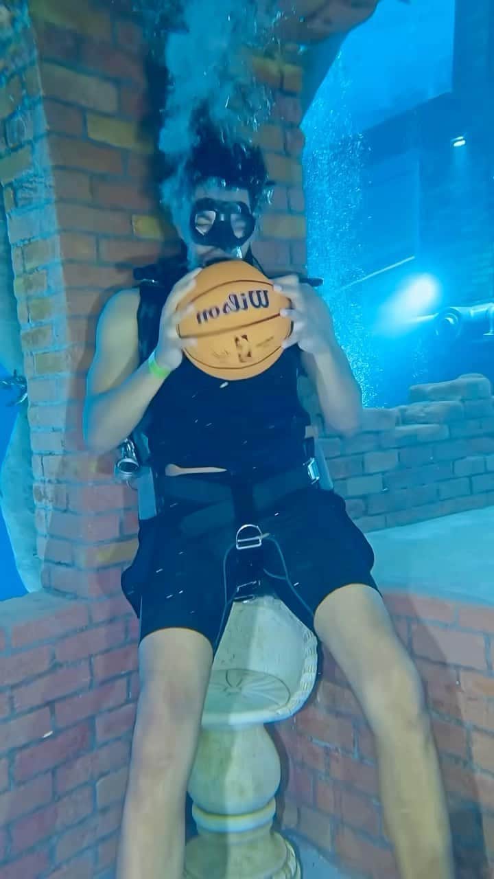カール＝アンソニー・タウンズのインスタグラム：「Getting some low impact training in with @jordynwoods in Dubai.  S/O to @deepdivedubai for making this happen ✊🏽」