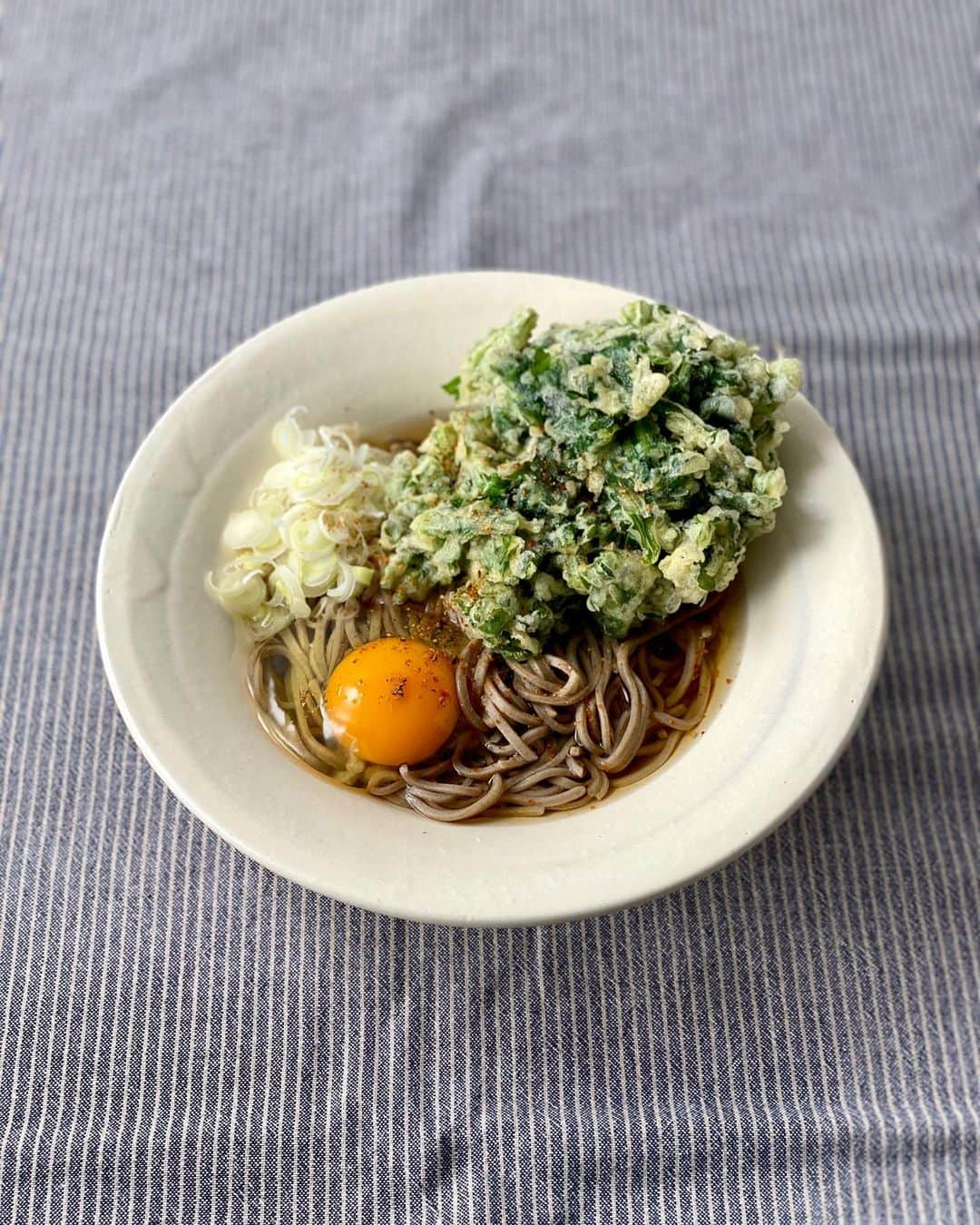 速水もこみちさんのインスタグラム写真 - (速水もこみちInstagram)「M’sTABLE 速水流〜春菊天そば 私は必ずといっていいほど立ち食い蕎麦屋でこれを頂く　　調子良いときは二枚だ （そしてカレーセット） 春菊が大好きになったのはここからかもしれない  レシピは概要欄で！ #youtube#mstable #cookinglover#kitchenlover#passion #foodpassion#foodlover#foodlove #cooking#recipe#そば#ソバ#蕎麦 #春菊天そば#春菊#春菊天#つゆ#だし #かき揚げ#天ぷら #レシピ#レパートリー#美味い#簡単レシピ #良い1日を #mocomichihayami#hayami #速水流#速水茂虎道#速水もこみち」6月1日 16時27分 - mocomichi_hayami