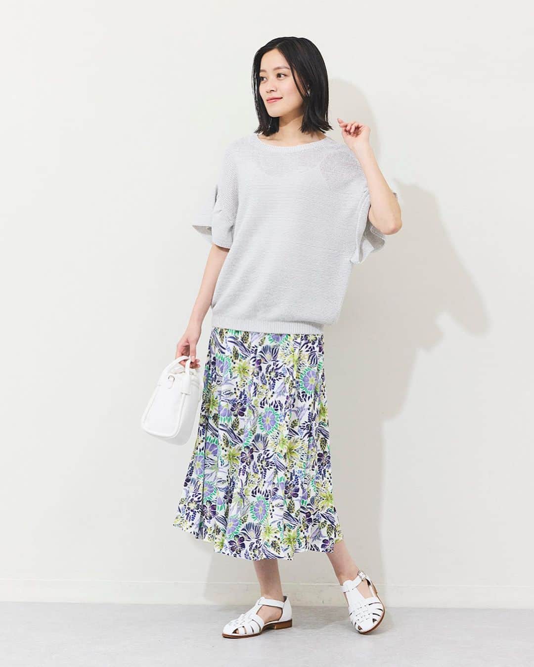 armoire caprice / アーモワール カプリスさんのインスタグラム写真 - (armoire caprice / アーモワール カプリスInstagram)「. Botanical Print for Summer 　 　 　 気温が高い日が続く今の時期、 取り入れたいのは1枚で気分が上がるプリントアイテム！  今週は、初夏にぴったりなボタニカルプリントアイテムが 続々入荷中です🛒💘 　 ハイライトの「FEATURE」から ぜひこの夏のお気に入りを見つけてくださいね🌼 　 　 　 #luxearmoirecaprice #リュクスアーモワールカプリス #armoirecaprice #アーモワールカプリス #chersage #シェルサージュ #インポート #イギリス #フランス #セレクトショップ  #大人フェミニン #プリントワンピース #花柄ワンピース #大人カジュアル #ボタニカル柄ワンピース #インド綿 #夏ワンピース #セットアップ」6月1日 19時00分 - erina_div_official