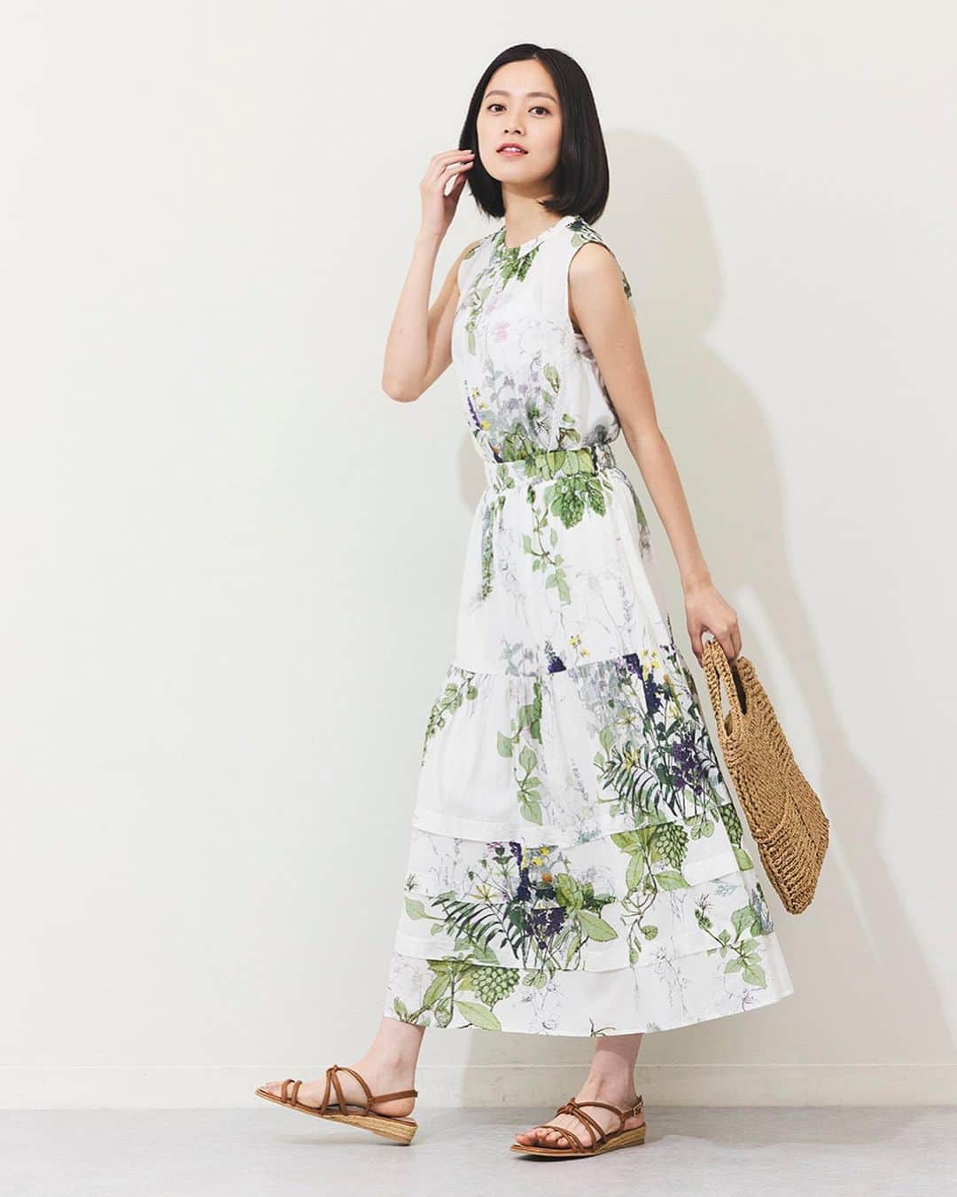 armoire caprice / アーモワール カプリスさんのインスタグラム写真 - (armoire caprice / アーモワール カプリスInstagram)「. Botanical Print for Summer 　 　 　 気温が高い日が続く今の時期、 取り入れたいのは1枚で気分が上がるプリントアイテム！  今週は、初夏にぴったりなボタニカルプリントアイテムが 続々入荷中です🛒💘 　 ハイライトの「FEATURE」から ぜひこの夏のお気に入りを見つけてくださいね🌼 　 　 　 #luxearmoirecaprice #リュクスアーモワールカプリス #armoirecaprice #アーモワールカプリス #chersage #シェルサージュ #インポート #イギリス #フランス #セレクトショップ  #大人フェミニン #プリントワンピース #花柄ワンピース #大人カジュアル #ボタニカル柄ワンピース #インド綿 #夏ワンピース #セットアップ」6月1日 19時00分 - erina_div_official