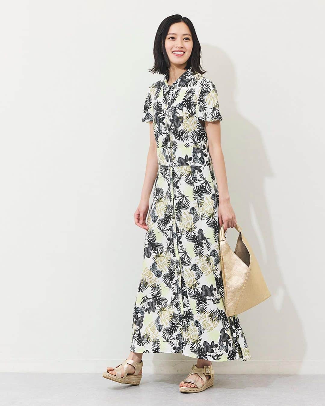 armoire caprice / アーモワール カプリスさんのインスタグラム写真 - (armoire caprice / アーモワール カプリスInstagram)「. Botanical Print for Summer 　 　 　 気温が高い日が続く今の時期、 取り入れたいのは1枚で気分が上がるプリントアイテム！  今週は、初夏にぴったりなボタニカルプリントアイテムが 続々入荷中です🛒💘 　 ハイライトの「FEATURE」から ぜひこの夏のお気に入りを見つけてくださいね🌼 　 　 　 #luxearmoirecaprice #リュクスアーモワールカプリス #armoirecaprice #アーモワールカプリス #chersage #シェルサージュ #インポート #イギリス #フランス #セレクトショップ  #大人フェミニン #プリントワンピース #花柄ワンピース #大人カジュアル #ボタニカル柄ワンピース #インド綿 #夏ワンピース #セットアップ」6月1日 19時00分 - erina_div_official