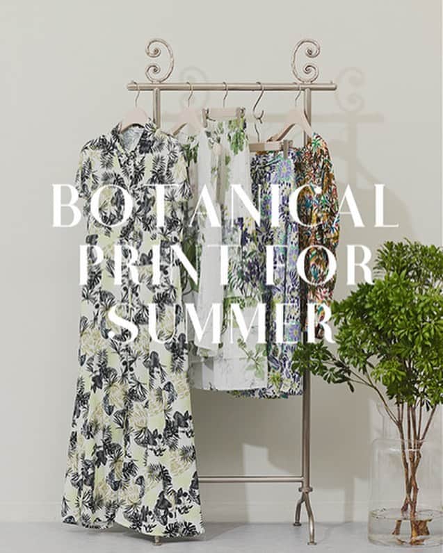 armoire caprice / アーモワール カプリスさんのインスタグラム写真 - (armoire caprice / アーモワール カプリスInstagram)「. Botanical Print for Summer 　 　 　 気温が高い日が続く今の時期、 取り入れたいのは1枚で気分が上がるプリントアイテム！  今週は、初夏にぴったりなボタニカルプリントアイテムが 続々入荷中です🛒💘 　 ハイライトの「FEATURE」から ぜひこの夏のお気に入りを見つけてくださいね🌼 　 　 　 #luxearmoirecaprice #リュクスアーモワールカプリス #armoirecaprice #アーモワールカプリス #chersage #シェルサージュ #インポート #イギリス #フランス #セレクトショップ  #大人フェミニン #プリントワンピース #花柄ワンピース #大人カジュアル #ボタニカル柄ワンピース #インド綿 #夏ワンピース #セットアップ」6月1日 19時00分 - erina_div_official