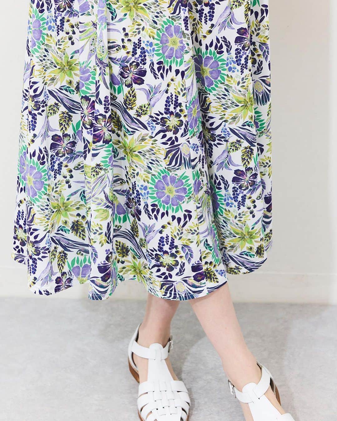 armoire caprice / アーモワール カプリスさんのインスタグラム写真 - (armoire caprice / アーモワール カプリスInstagram)「. Botanical Print for Summer 　 　 　 気温が高い日が続く今の時期、 取り入れたいのは1枚で気分が上がるプリントアイテム！  今週は、初夏にぴったりなボタニカルプリントアイテムが 続々入荷中です🛒💘 　 ハイライトの「FEATURE」から ぜひこの夏のお気に入りを見つけてくださいね🌼 　 　 　 #luxearmoirecaprice #リュクスアーモワールカプリス #armoirecaprice #アーモワールカプリス #chersage #シェルサージュ #インポート #イギリス #フランス #セレクトショップ  #大人フェミニン #プリントワンピース #花柄ワンピース #大人カジュアル #ボタニカル柄ワンピース #インド綿 #夏ワンピース #セットアップ」6月1日 19時00分 - erina_div_official