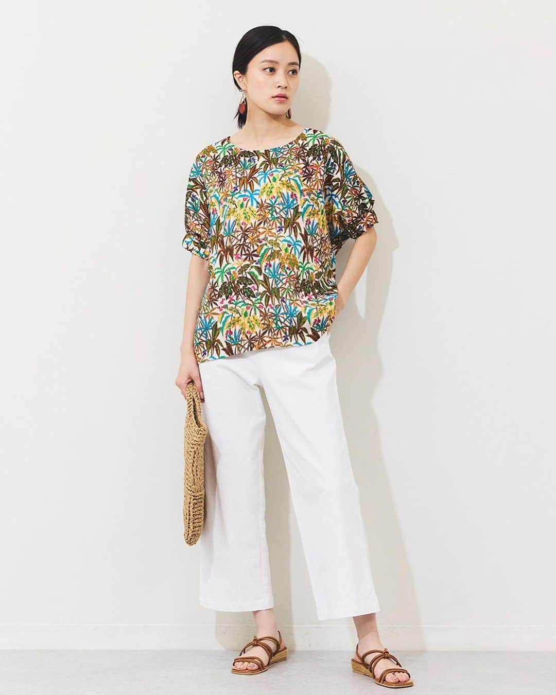 armoire caprice / アーモワール カプリスさんのインスタグラム写真 - (armoire caprice / アーモワール カプリスInstagram)「. Botanical Print for Summer 　 　 　 気温が高い日が続く今の時期、 取り入れたいのは1枚で気分が上がるプリントアイテム！  今週は、初夏にぴったりなボタニカルプリントアイテムが 続々入荷中です🛒💘 　 ハイライトの「FEATURE」から ぜひこの夏のお気に入りを見つけてくださいね🌼 　 　 　 #luxearmoirecaprice #リュクスアーモワールカプリス #armoirecaprice #アーモワールカプリス #chersage #シェルサージュ #インポート #イギリス #フランス #セレクトショップ  #大人フェミニン #プリントワンピース #花柄ワンピース #大人カジュアル #ボタニカル柄ワンピース #インド綿 #夏ワンピース #セットアップ」6月1日 19時00分 - erina_div_official