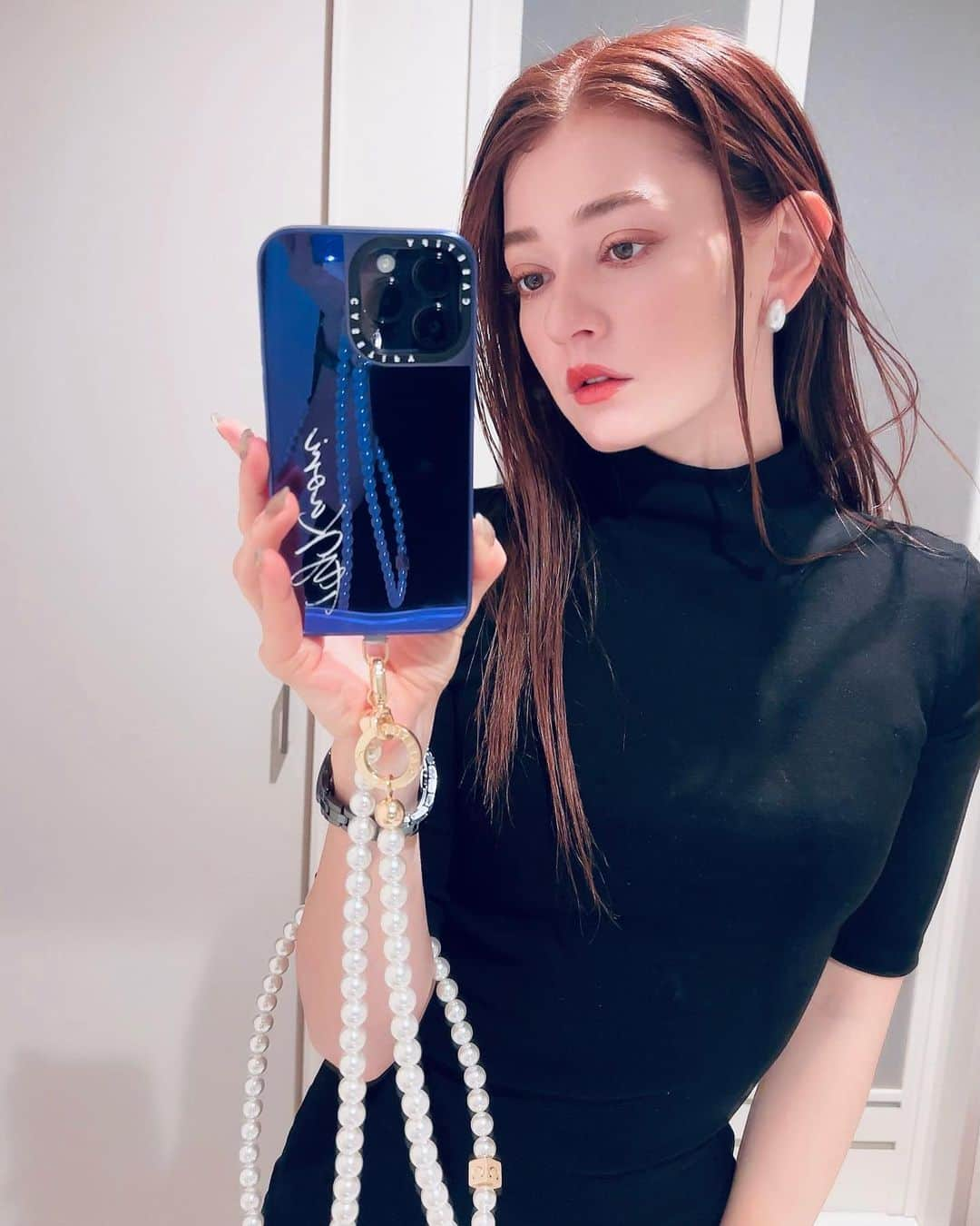 守谷香里のインスタグラム：「・  𝕋𝕙𝕒𝕟𝕜 𝕪𝕠𝕦  @casetify_jp  今回の文字入れは TYKaori ともちゃんのT ゆいちゃんのY そして私🥹  私の機種が14proMax紫なので 青×紫のミラー🪞💙💜  好きな色は？と聞かれると 青と紫💙💜と何年も言ってる私なので 見る度可愛くてニヤニヤしちゃう🤭🪼🩷  ミラーカバーにもmagsafe付くようになったそうで、 バッテリーのmagsafeなんかも欲しいこの頃☺️  パールのロングストラップは先日発売したそう👏🏻 可愛くて良きとおもいます🫧🩶   #casetify  #スマホショルダー  #showyourcolors」