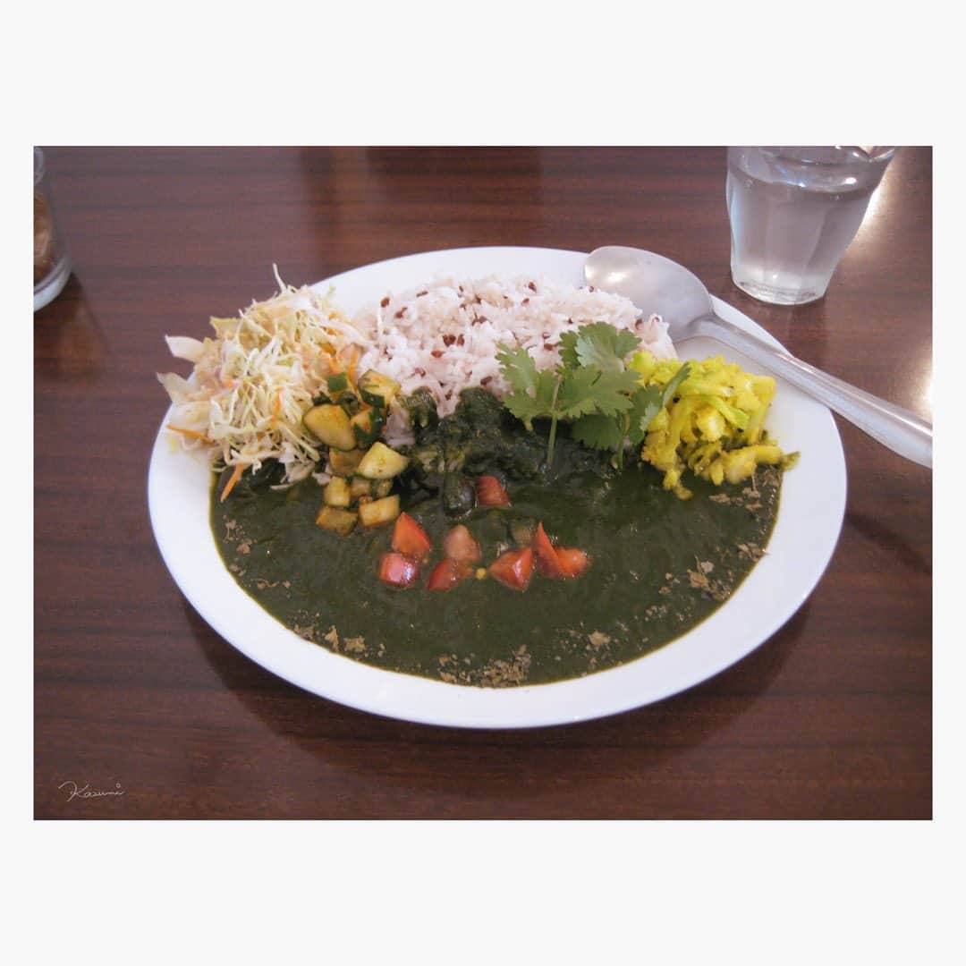 花澄のインスタグラム：「パクチーにピント合わせてくるタイプか。 （トマトに合わせたかった） （カメラと意見が合わない 笑） （オートフォーカスが結構トンチンカン）   #ixydigital10」