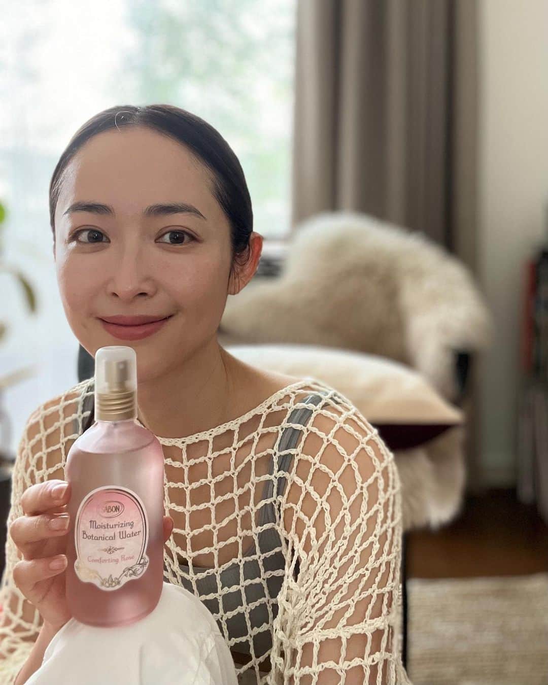 樋場早紀のインスタグラム：「SABONから新しく「ローズ フェイスケアライン」の3商品が既存製品のローズウォーターインオイルに加えて発売されます☺️❤️  ブルガリアとモロッコ産の稀少なダマスクローズ、ミネラル豊富な死海の塩が配合されていて、肌が整い、内側からの潤いとハリ、ツヤを感じます🤍  メイク後に更にボタニカルウォーター コンフォーティング・ローズをひとかけするのが特にお気に入りですが、動くとふわっと優しく香るローズが気分を上げてくれます🥰  ローズウォーターインオイルの保湿力と香りは幸福感をもたらしてくれる気がします^ ^  6/1(木)全国発売になります☆  ＜新商品＞  ①フェイスポリッシャー コンフォーティング・ローズ 125mL ¥4,500(税抜)  ②ボタニカルウォーター コンフォーティング・ローズ 230mL ¥3,600(税抜)  ③ローズウォータージュレ 80mL ¥11,000(税抜)  #sabon #サボン #sabonローズフェイスケア  #sabon幸福肌」