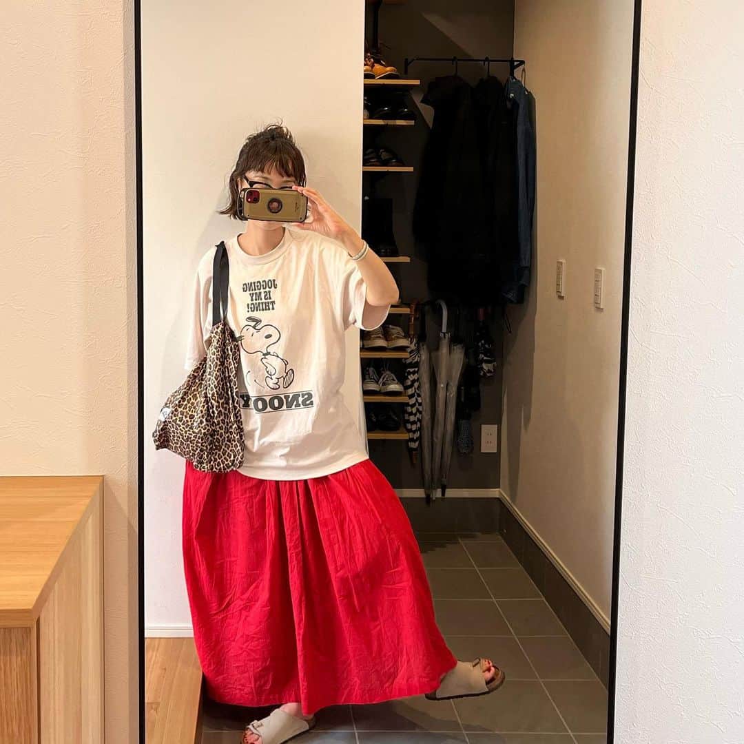 こはるのインスタグラム：「・ 暑くて載せるほどでもないコーデしかしてなくて載せてないソレ。 ・ また @uniqlo.ut 買い足してしまた。 ・ 今洗ってるとこ。 ・ 『日曜の夜ぐらいは...』のドラマのわかりみが凄い。 ・ 映画『怪物』も観たいーーー。 ・ 今から新玉ねぎ麹仕込みます。 ・ ・ ・ ・ #instafashion #fashion #me #着画 #uniqlout #peanuts #sale #jsluxe #birkenstock #drifter #今日のん #今日の服 #ハーフアップ #玄関からこんぬつは #いつの間にフィードも音楽付けられるようになたのぉ ・」