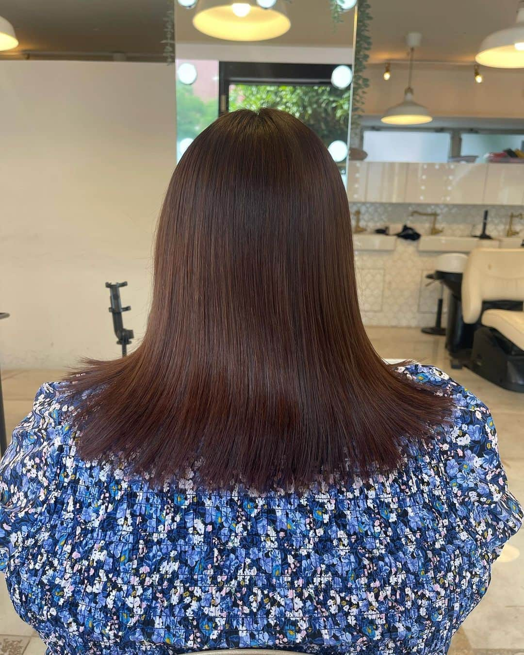 大橋ミチ子さんのインスタグラム写真 - (大橋ミチ子Instagram)「今日は、原宿にある、Promille salon💇‍♀️ @promillesalon という美容室に行ってきたよ💇‍♀️  行くの2回目〜💕  担当してくださったのは、前回に続き、 🍊そうたさん🍊 @sawtxnova   私の髪質に合うやり方で カラーやトリートメントをしてくれて 感謝🥹✨🙏  髪色は、色落ちした時のことを考えて 少し濃いめに色をいれてくれたり 気遣いがすごい😳🙏  作業がとても丁寧で 本当に綺麗に仕上げてくれたよ🥰  素敵な髪色になってとっても嬉しい🥹❤️  YouTubeサブチャンネルに投稿する動画も撮ったので、楽しみにしてもらえたら嬉しいなあ🥰💕  そして、 Promille milk (プロミルミルク) という、洗い流さないトリートメントが良すぎて、約2ヶ月間毎日髪の毛を乾かす前につけたりしていて、全部使い切ったので、今回も新しくGet💓 ついでに、Promille oilもGetしたよ🥹 これは、髪の毛乾かした後につけるのだ💓  最近、髪綺麗だね〜ってファンからも言われることが増えてきて、嬉しいなあ🥰 これからも美髪目指します🙋‍♀️✨  #美容室　#表参道サロン #promillesalon」6月1日 16時35分 - ohashimichiko_official