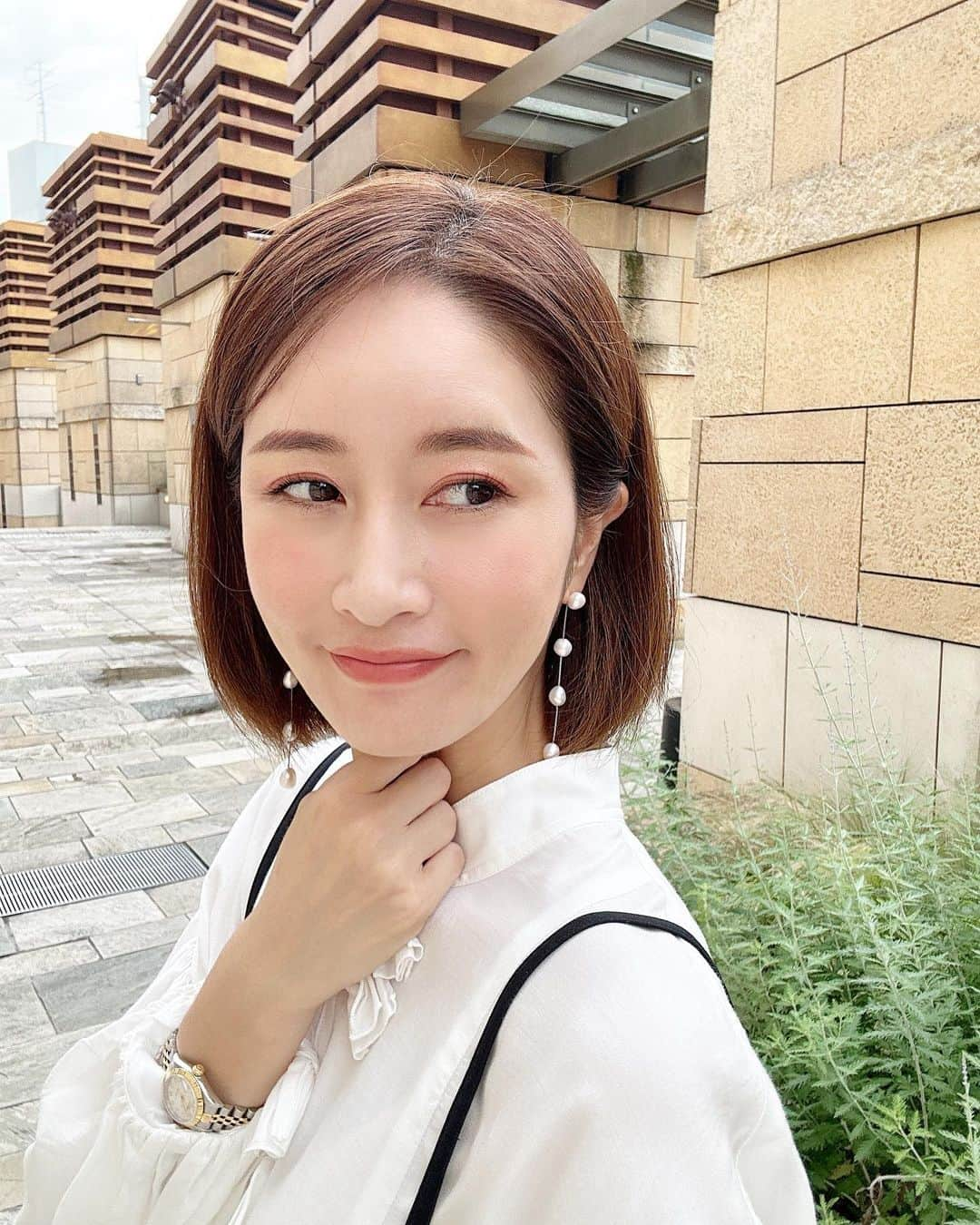 KAORI.OMURA 大村香織さんのインスタグラム写真 - (KAORI.OMURA 大村香織Instagram)「久々に揺れるピアス  まとめヘアに合うなぁ〜と 思っていたから 最近選んでいなかったけど  ボブスタイルにも 合うね🙆‍♀️ @bijoux_plus_ravi   顔周りが 華やかになると 鏡を見る度に 嬉しくなる✨  これからの 梅雨時期🌀  ご機嫌を取らなきゃいけない 回数が増えるから 助かる♡  #ピアス#揺れるピアス #顔周り #アラフォー#アクセサリー#40代女子  #六本木ヒルズ #ご機嫌でいこう #女性の生き方」6月1日 16時35分 - kaori.omura