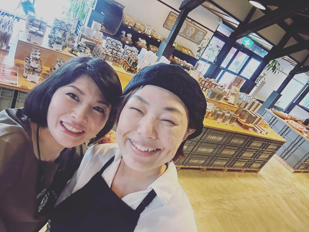 岡本安代のインスタグラム：「【あかつき舎（や）さんへ】 行ってきました！ 南九州市頴娃町にあるあかつき舎（や）。 ずーっと行きたいと思っていて、ようやく悲願達成です！  んもう！最高！！  幼なじみの想いがカタチになったと聞いてやってきたんだけど、そこには「懐かしさ」と「新しさ」と「優しさ」が詰まっていました！  広くオシャレな店内には、地元の美味しいがズラリ！  スタッフの皆さんの笑顔も最高！ 中でも底抜けに明るい店長__彼女こそ幼なじみのしほみちゃん！ ずーっと鹿児島の美味しいを発信したい、多くの人に届けたいと奔走していたの！  相変わらず、メチャクチャ明るくてよく笑う！  もともとお漬物のお店をリニューアルさせたお店ということもあり、お漬物の品揃えは圧巻です。  カフェスペースもあって、お蕎麦やふくれ菓子など、これまた懐かしいのに新しい味わい！美味しかったー！  ぜひ皆さん！お出かけしてみて下さい！ 癒しの空間が広がっておりますから〜！  そうそう！しほみちゃんは安代のCHICACOデビュー、超喜んでくれたの！扇子ありがとうーー！  しほみちゃんとは、Voicyでもお喋りしたので、ぜひ今日午後5時から聞いてみて下さい〜！  #あかつき舎 #南九州市頴娃町 #しほみちゃん #やすよちゃん #走り続ける岡本家 #５人の子育てママウンサー  #岡本安代 #鹿児島 #鹿児島ランチ #鹿児島カフェ」