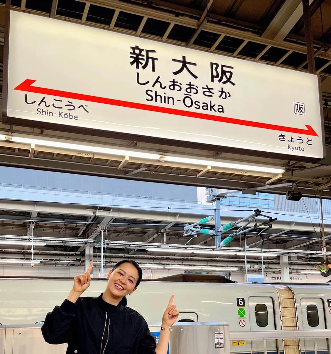 黒谷友香のインスタグラム：「皆さん、こんにちは！ 今日から6月💠早いよねぇ。 昨日は大阪にいたんだけど、やっぱり大阪はイイね😆 イカ焼き🦑、タコ焼き🐙両方食べた（笑）  5月は大阪のお仕事が多かったんだけど、その様子を書いたコラムが「TOKYO HEADLINE」に載ってるよ🤗是非チェックしてみてネ😉（毎月1日に読めるよ〜！）  https://www.tokyoheadline.com/category/column/kurotani/  #ralphlauren#poloralphlauren#乗馬#馬#東京#tokyo#sdgs#ログハウス#着物#ハーブ#地球温暖化#ガーデニング#LOVOT #ラボット#mediaid#diy#日本#日産 #nissan#EV#日産ariya#ai#大鵬薬品工業#バップフォーレディ#エビス#プレミアムケアハブラシ#いち瑠#黒谷友香」